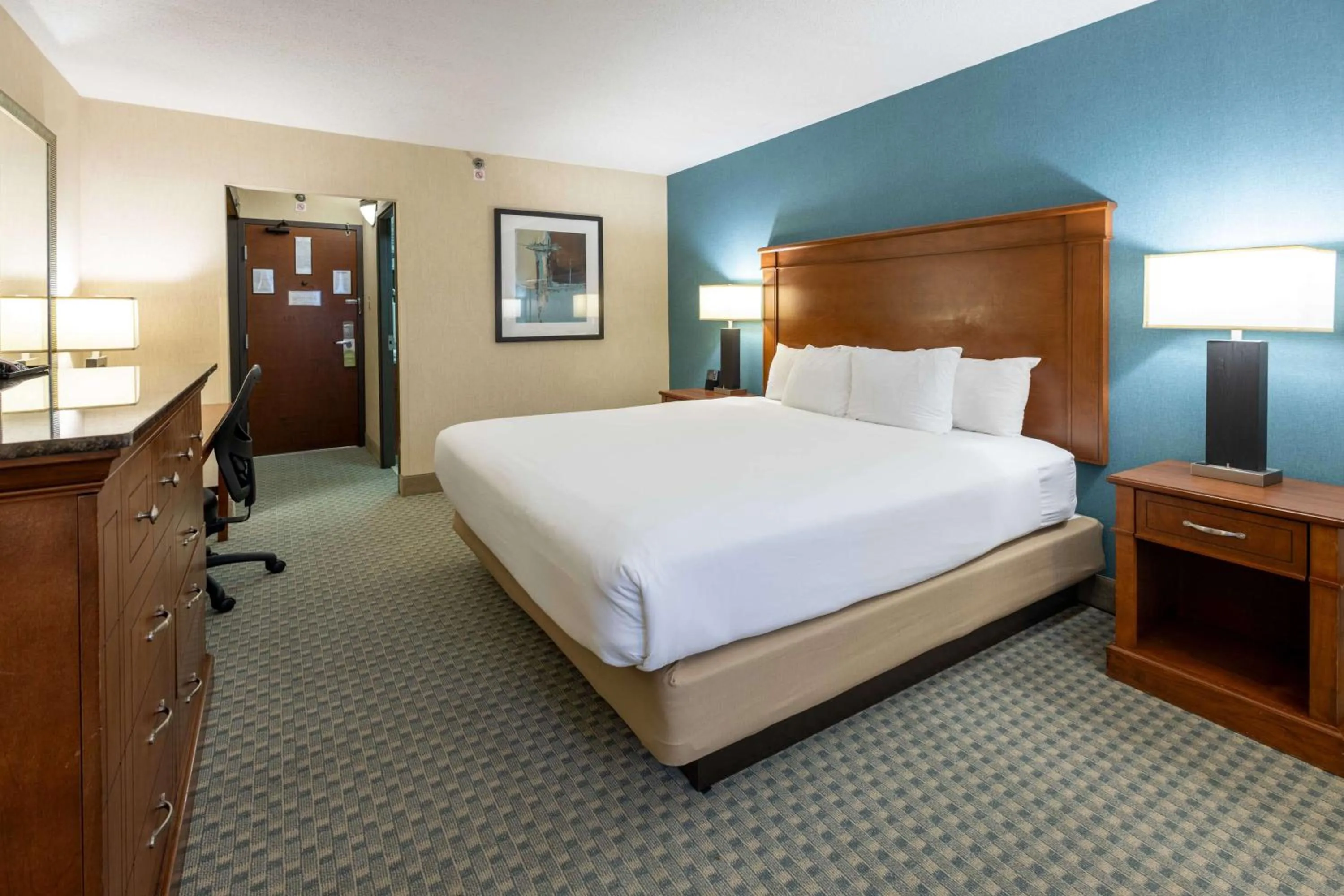 Bedroom, Bed in Pear Tree Inn St. Louis Near Union Station