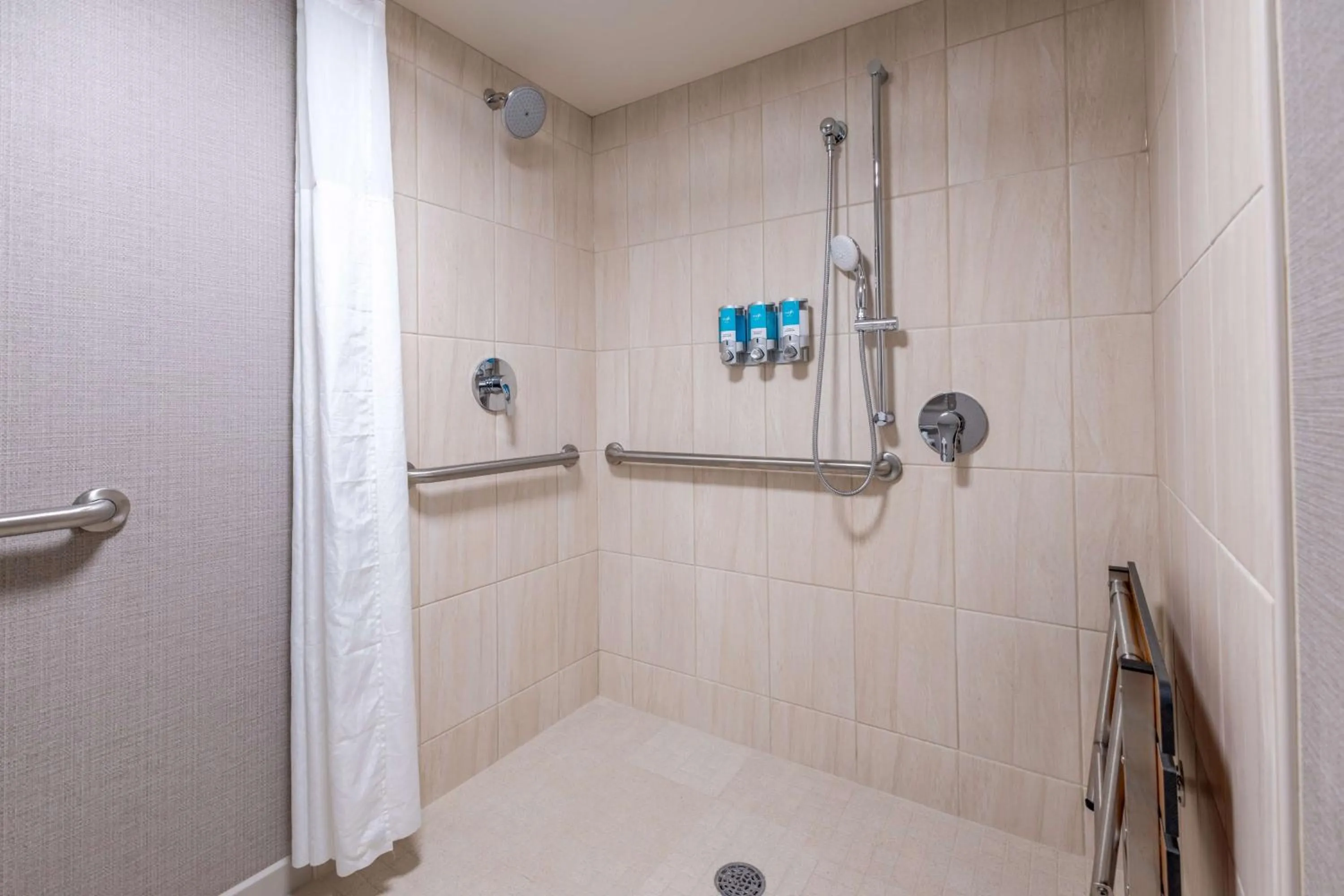 Bathroom in Pear Tree Inn St. Louis Near Union Station