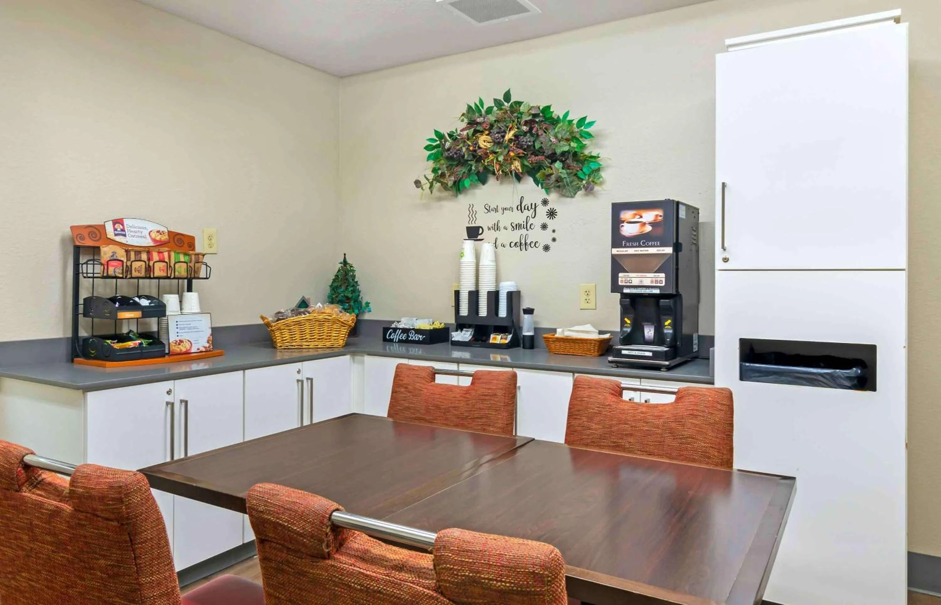 Breakfast in Extended Stay America Suites - Kansas City - Airport