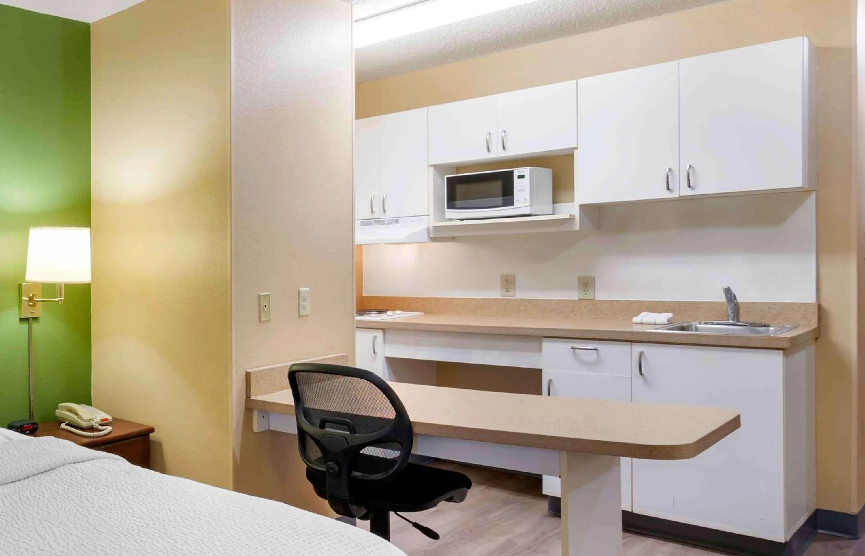 Bedroom, Bed in Extended Stay America Suites - Kansas City - Airport