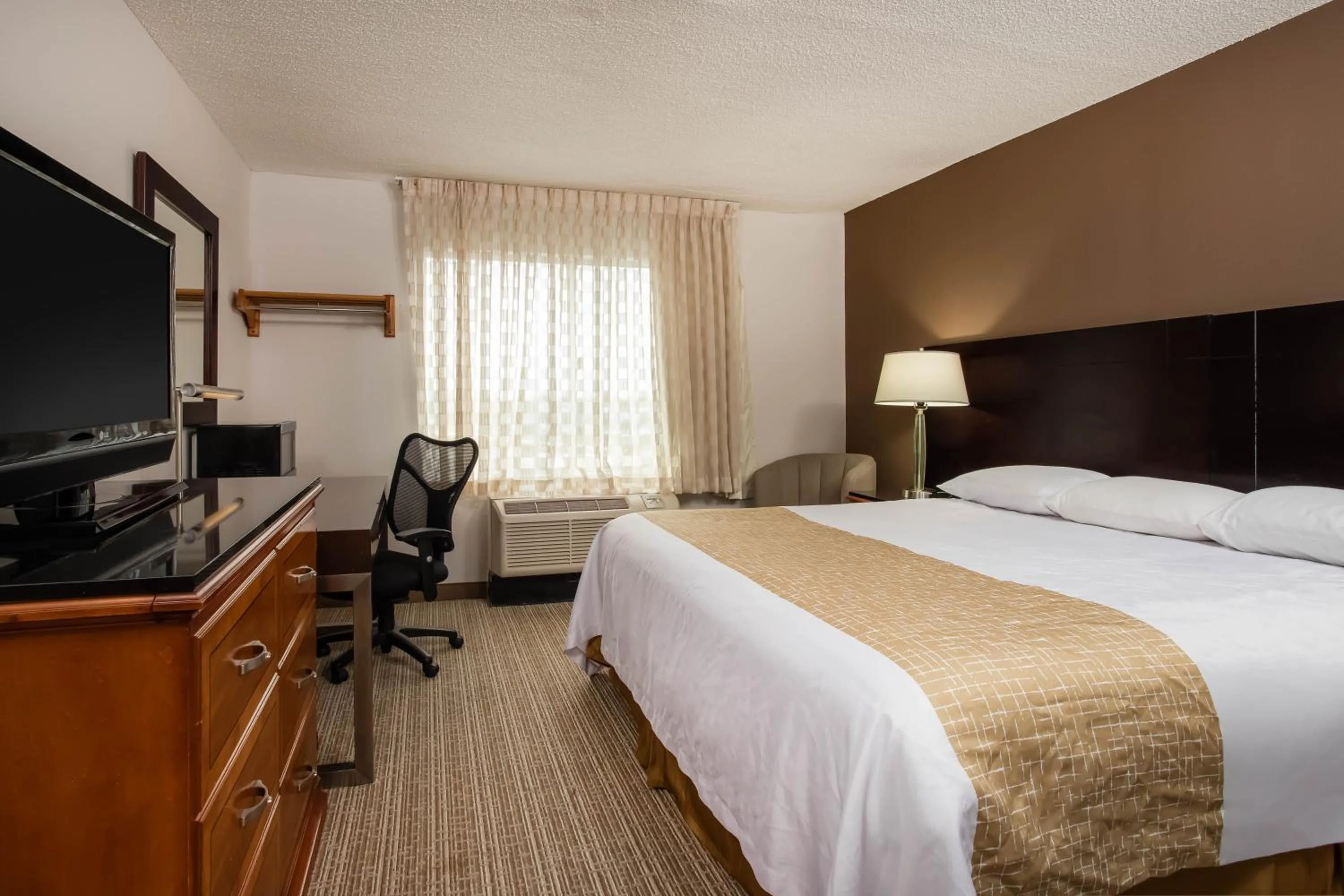 Photo of the whole room, Bed in Travelodge by Wyndham Fort Wayne North