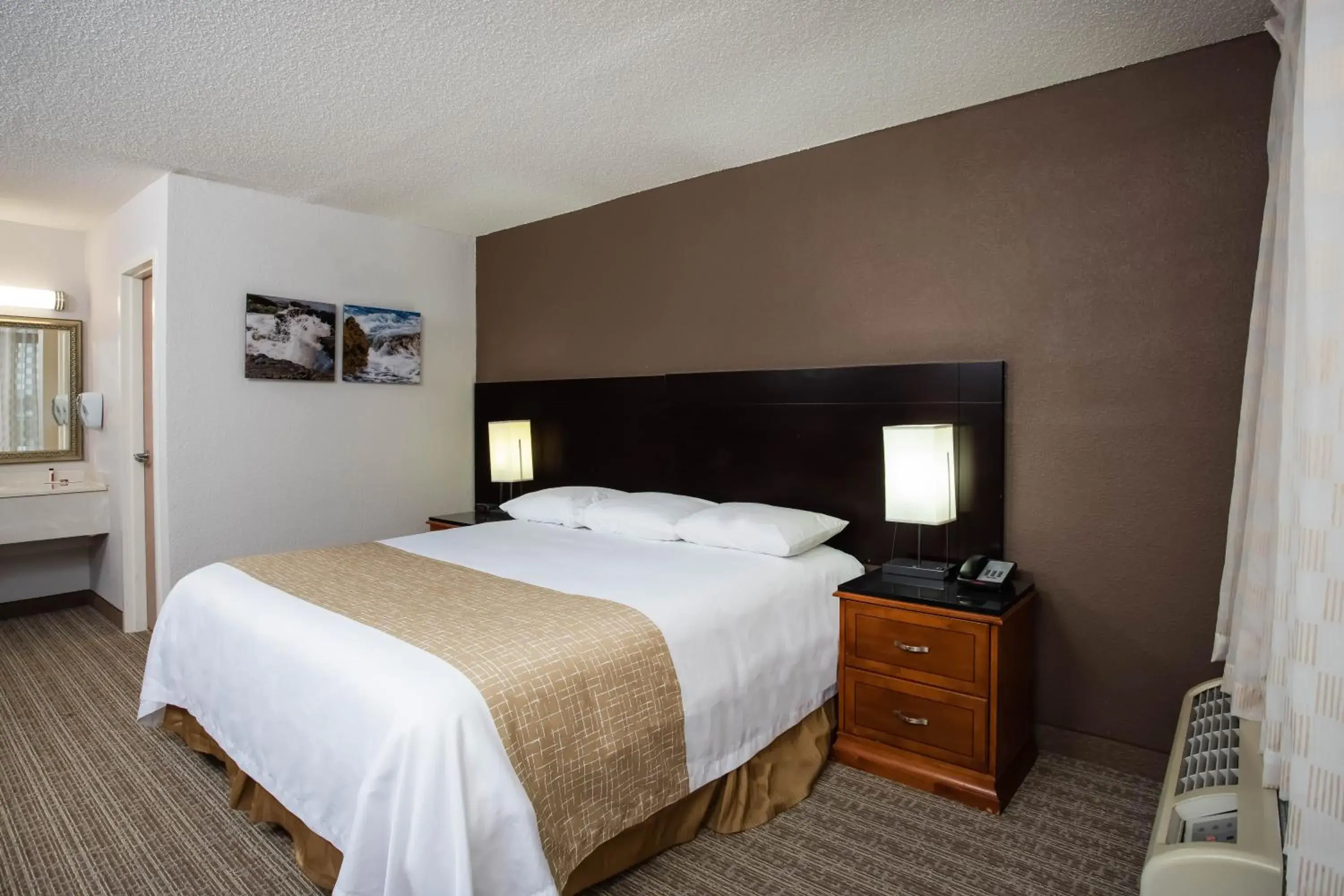 Bed in Travelodge by Wyndham Fort Wayne North Bed in Travelodge by Wyndham Fort Wayne North