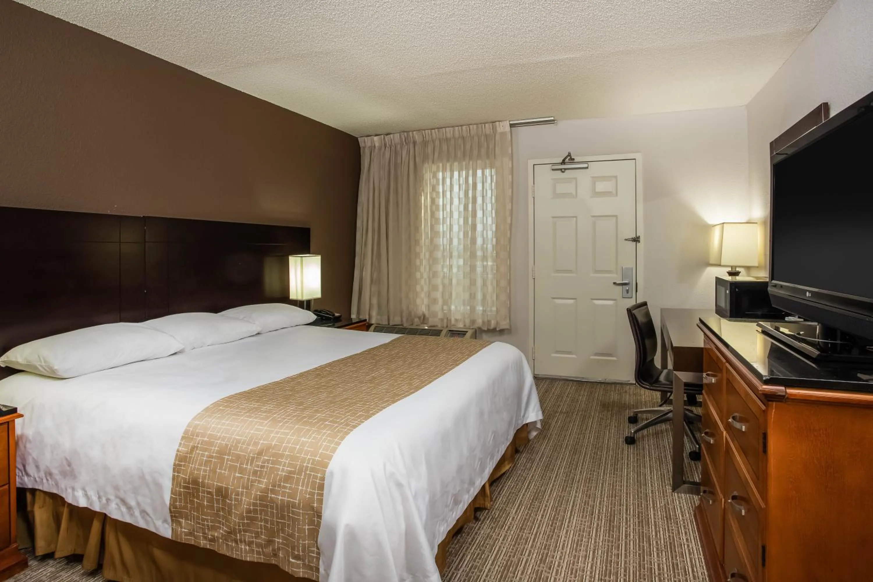 Photo of the whole room, Bed in Travelodge by Wyndham Fort Wayne North