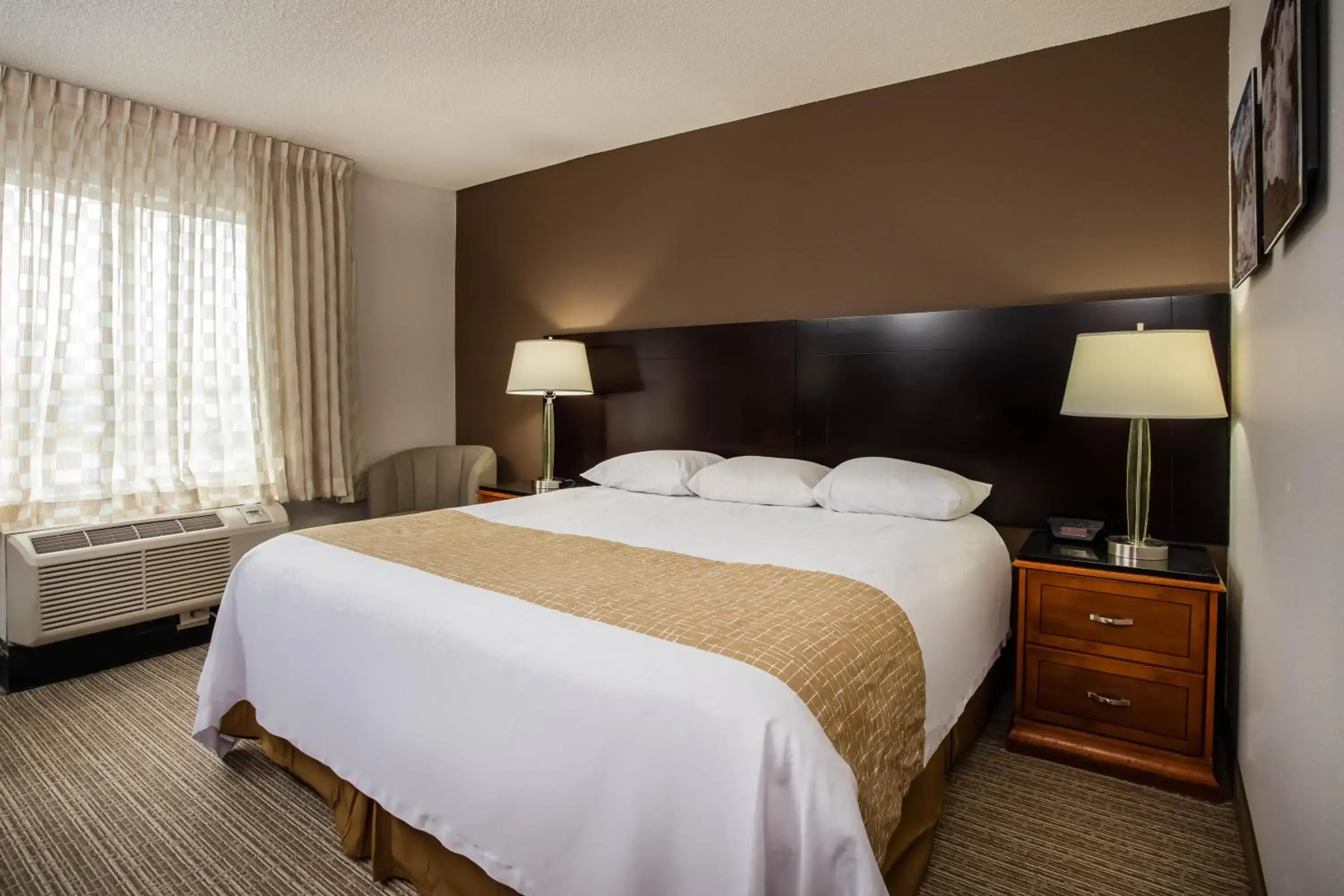 Bed in Travelodge by Wyndham Fort Wayne North Bed in Travelodge by Wyndham Fort Wayne North