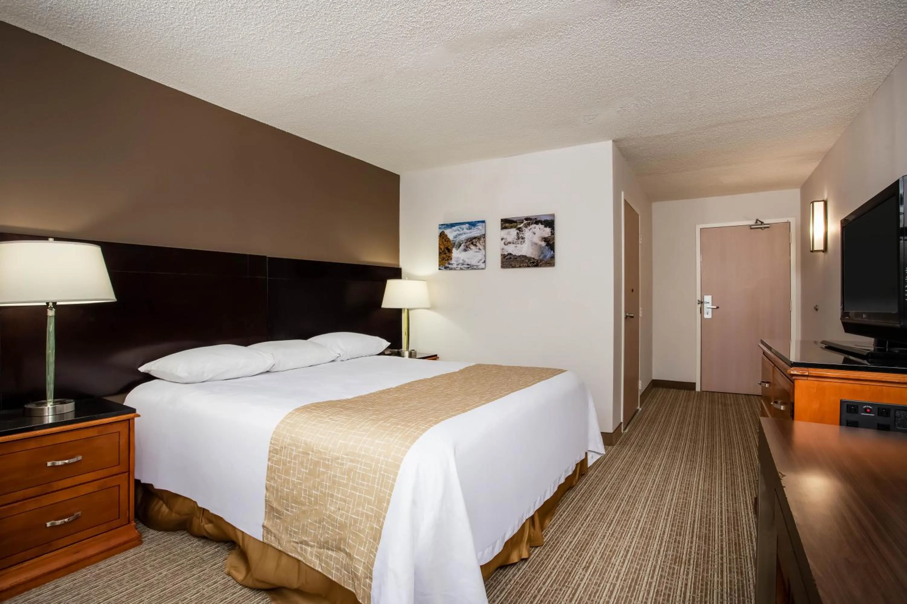 Photo of the whole room, Bed in Travelodge by Wyndham Fort Wayne North