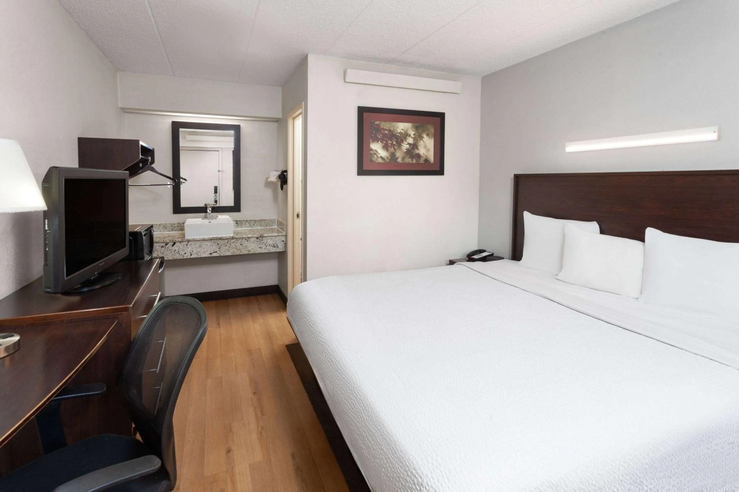 Photo of the whole room, Bed in Travelodge by Wyndham Peoria