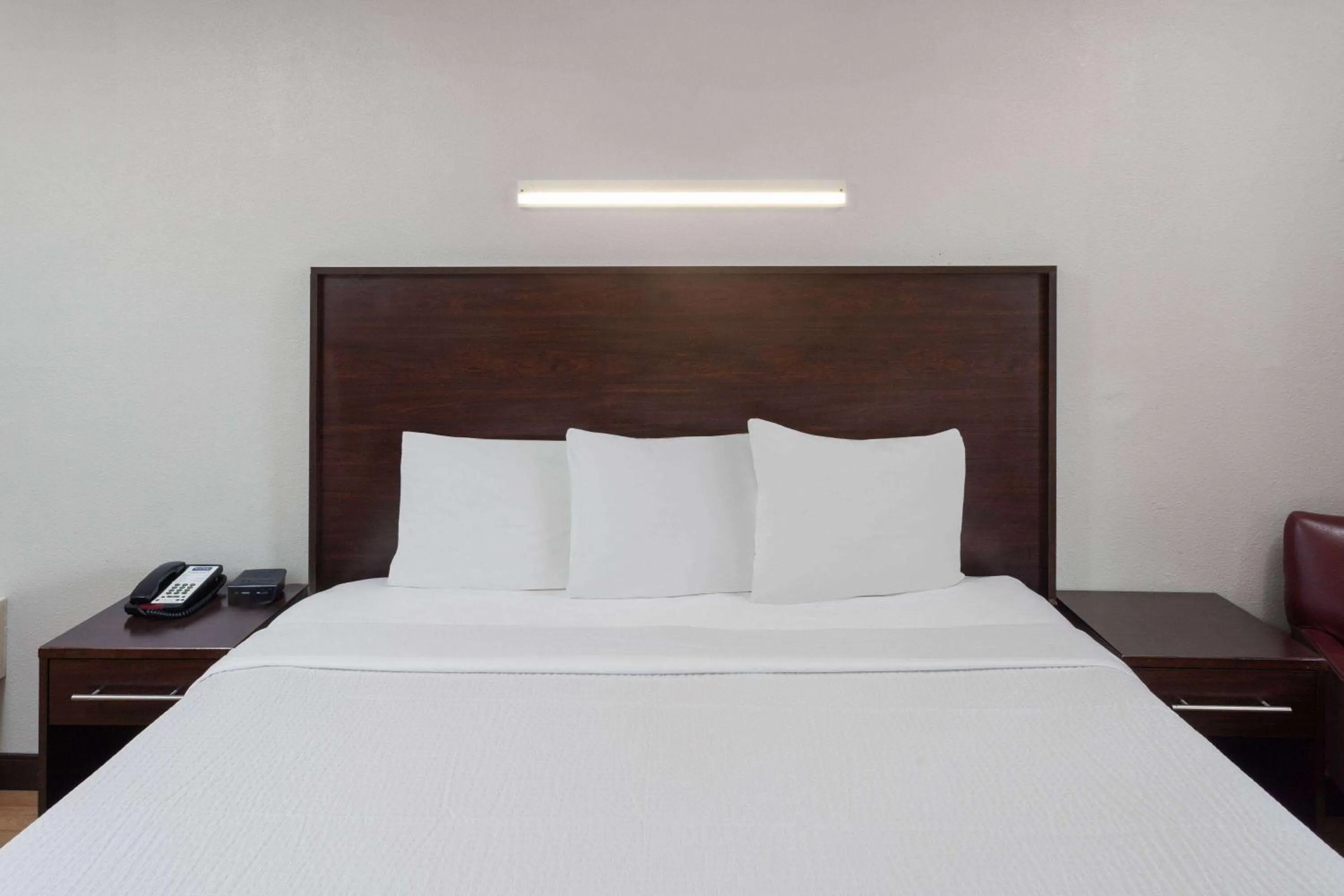 Photo of the whole room, Bed in Travelodge by Wyndham Peoria