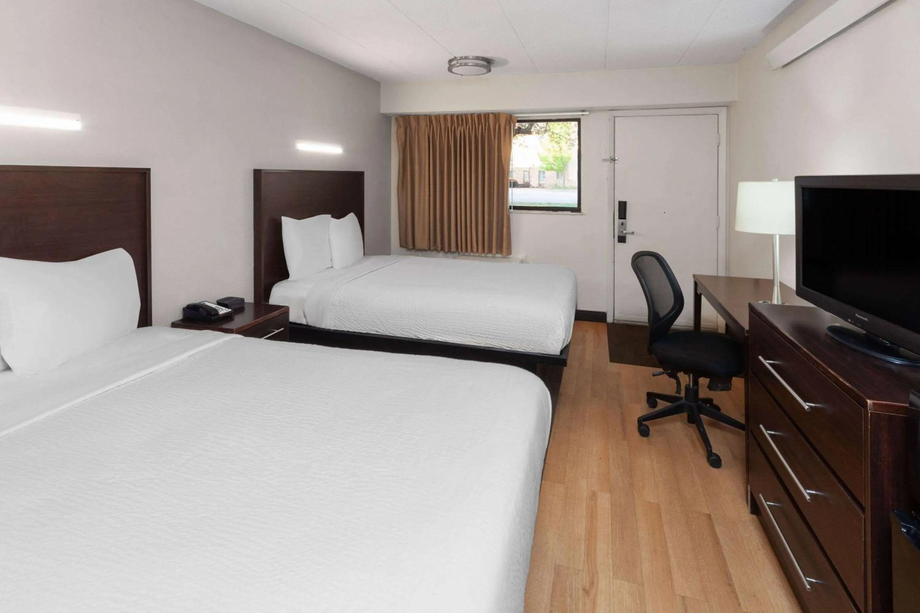 Photo of the whole room, Bed in Travelodge by Wyndham Peoria