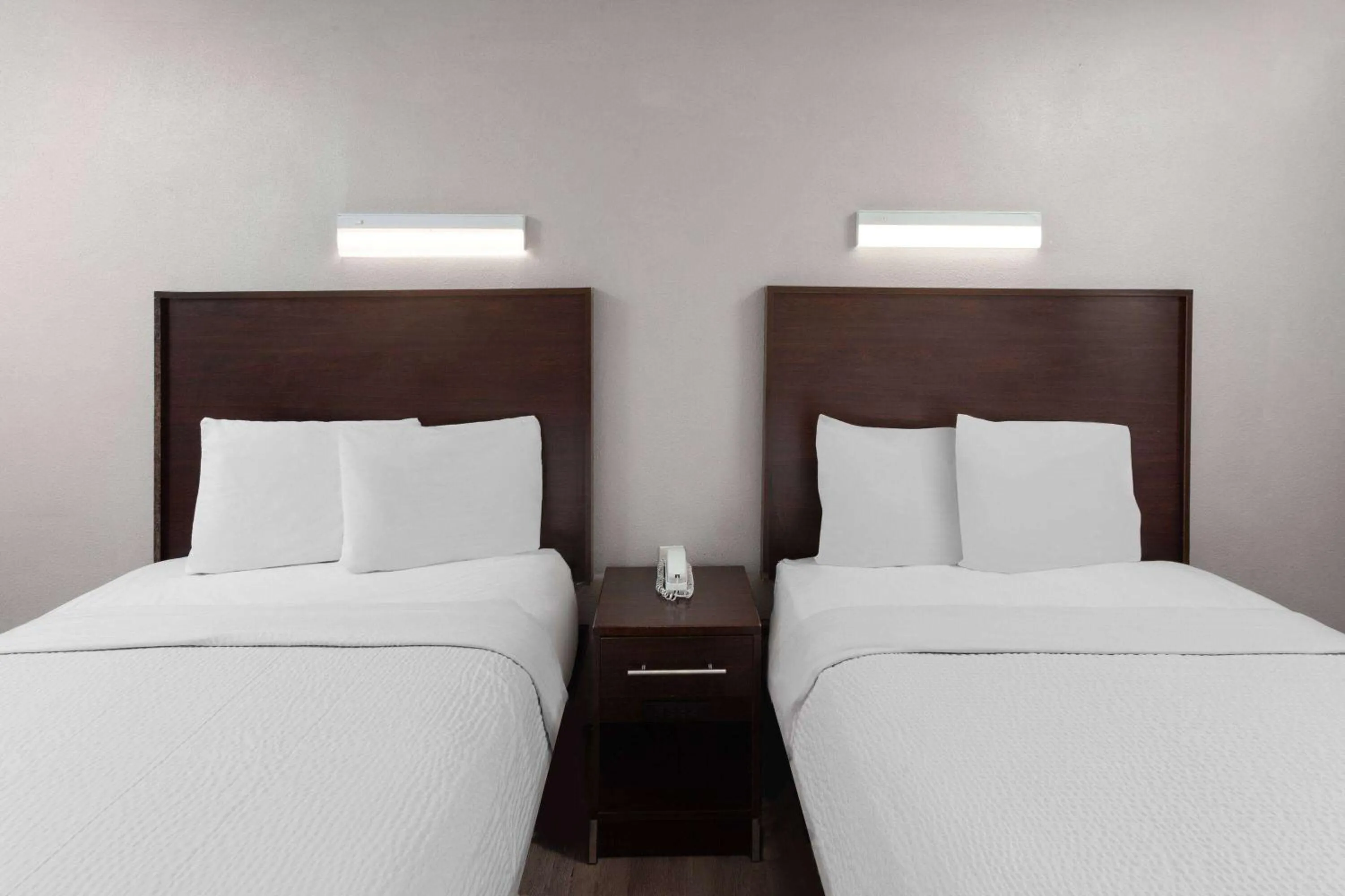 Photo of the whole room, Bed in Travelodge by Wyndham Peoria