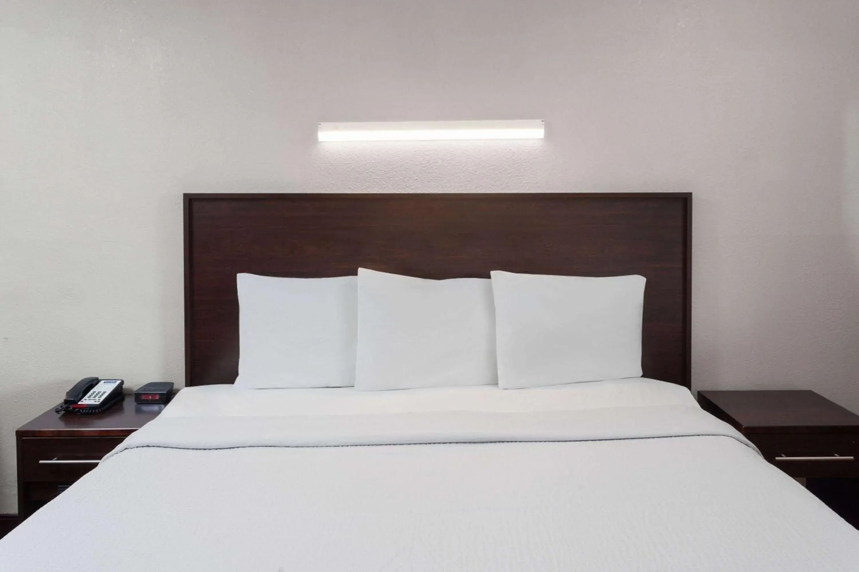 Photo of the whole room, Bed in Travelodge by Wyndham Peoria Photo of the whole room, Bed in Travelodge by Wyndham Peoria