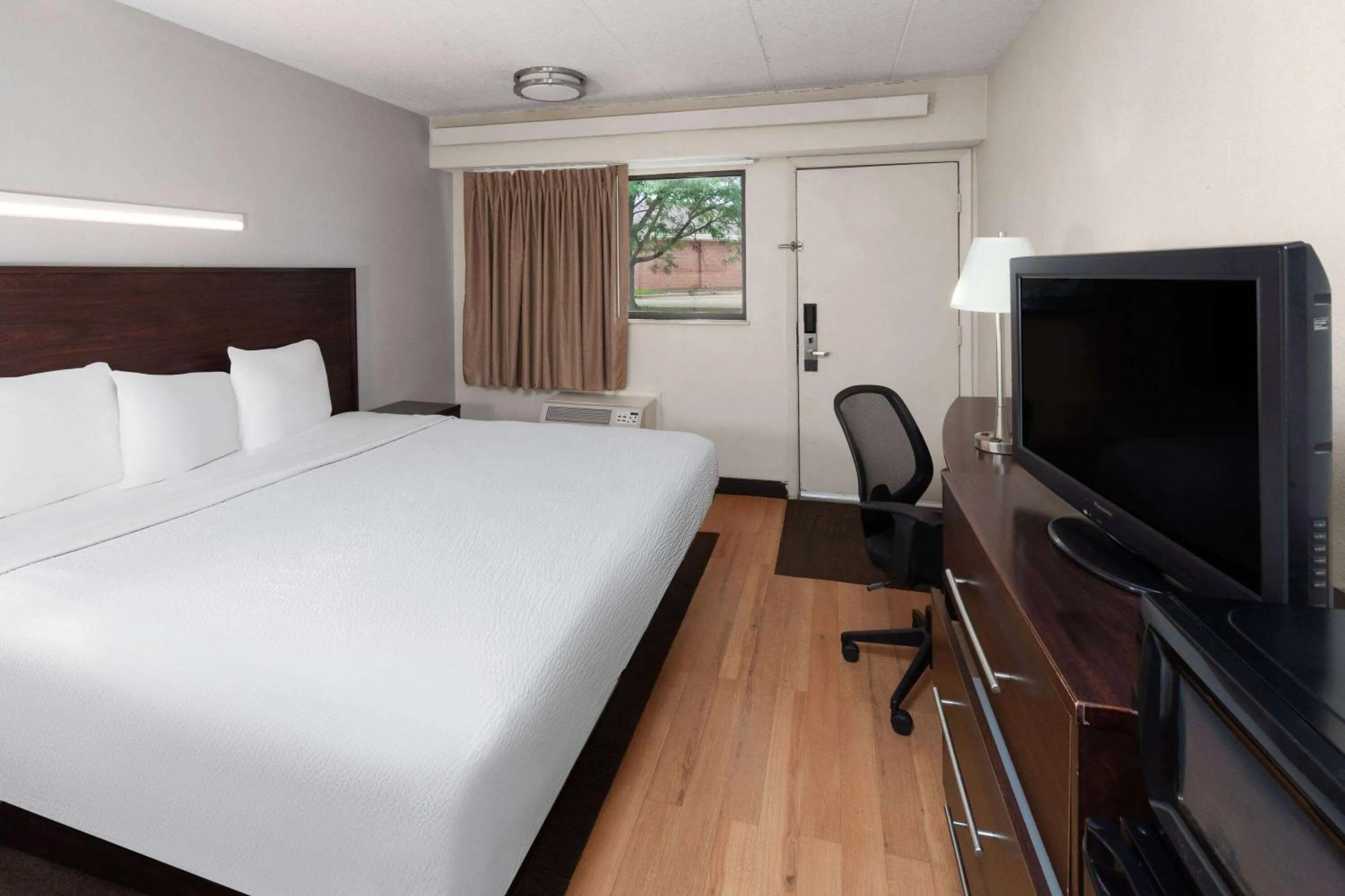 Photo of the whole room, Bed in Travelodge by Wyndham Peoria