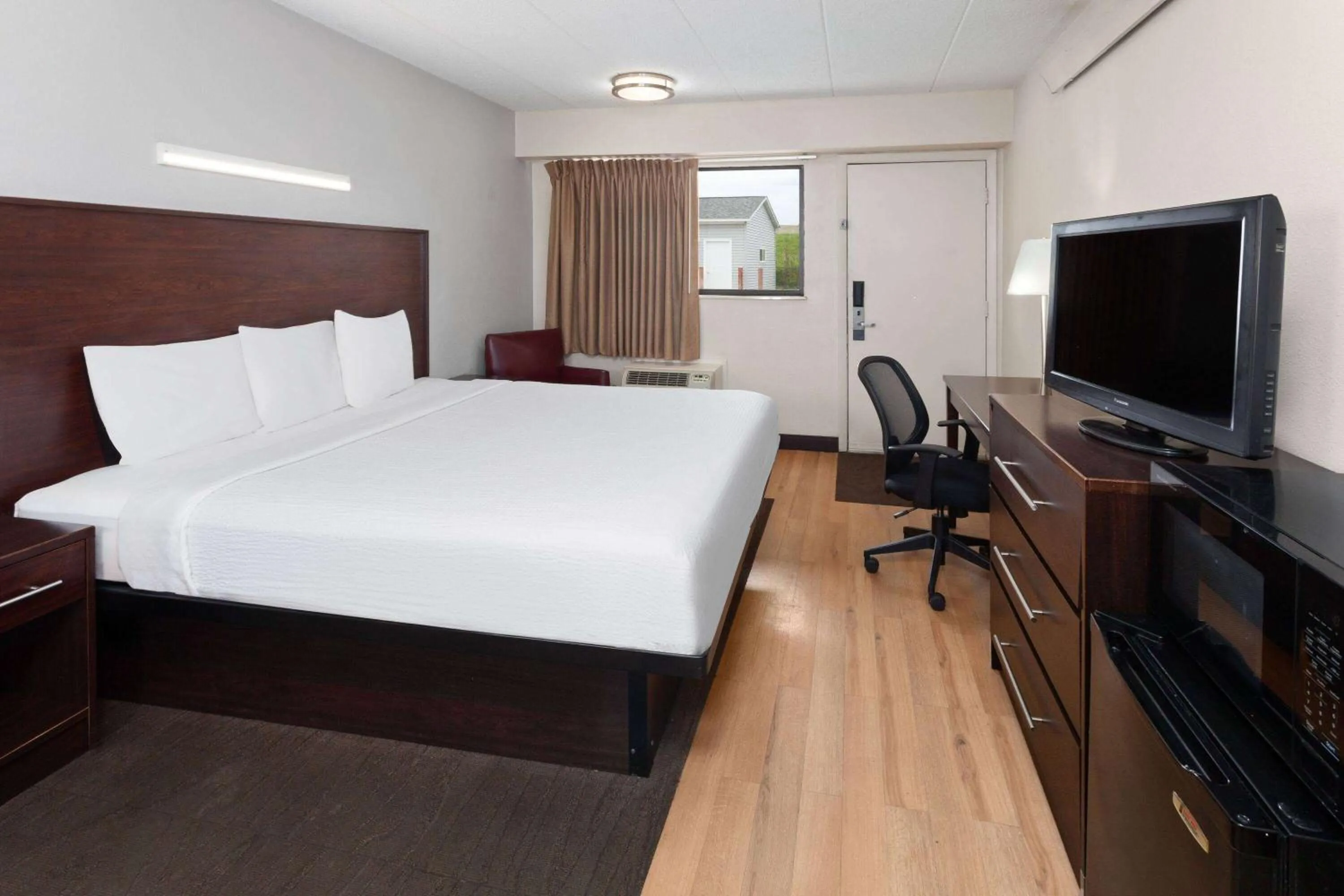 Photo of the whole room, Bed in Travelodge by Wyndham Peoria