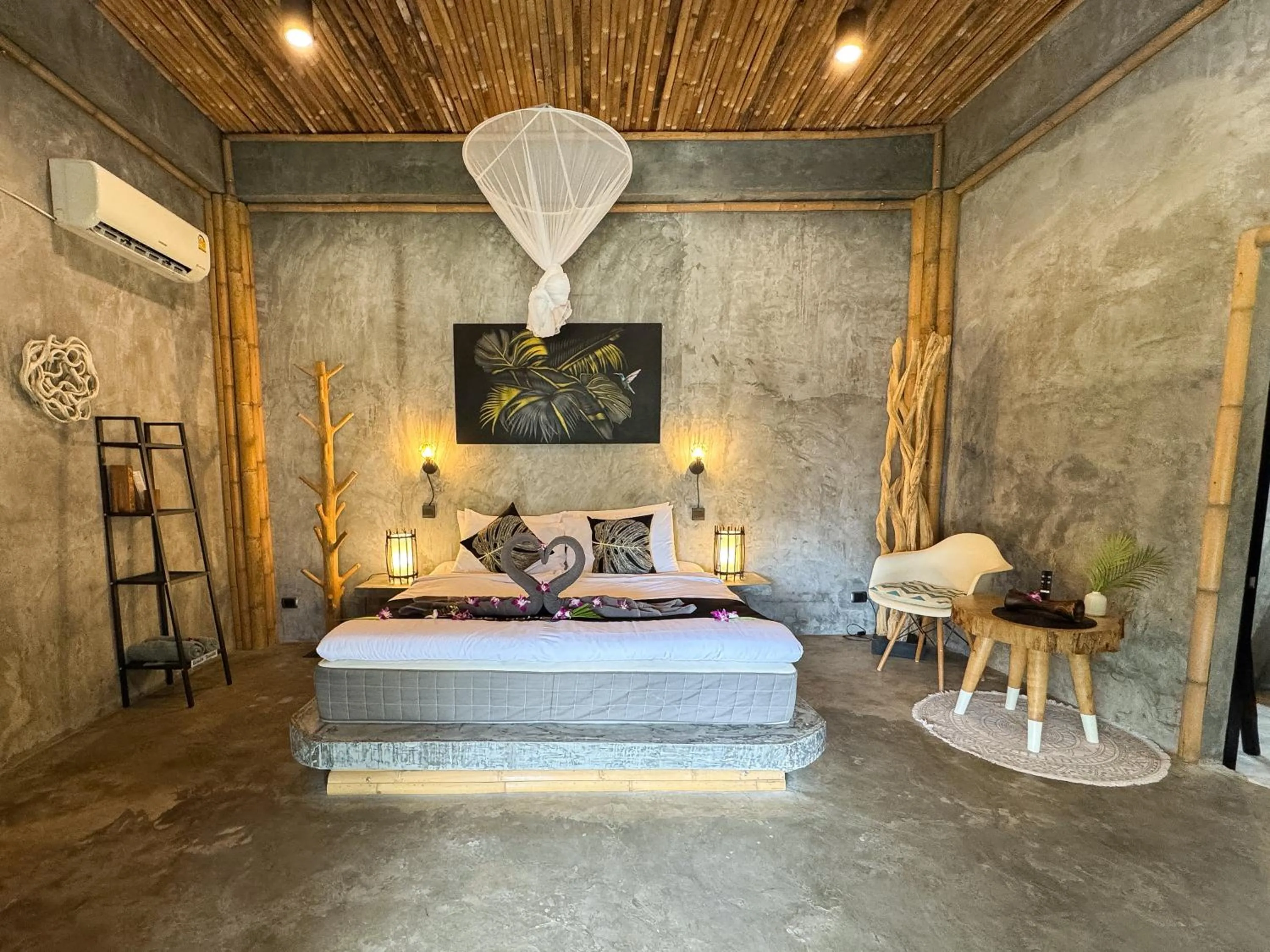 Bedroom, Bed in The Lazy Lodge