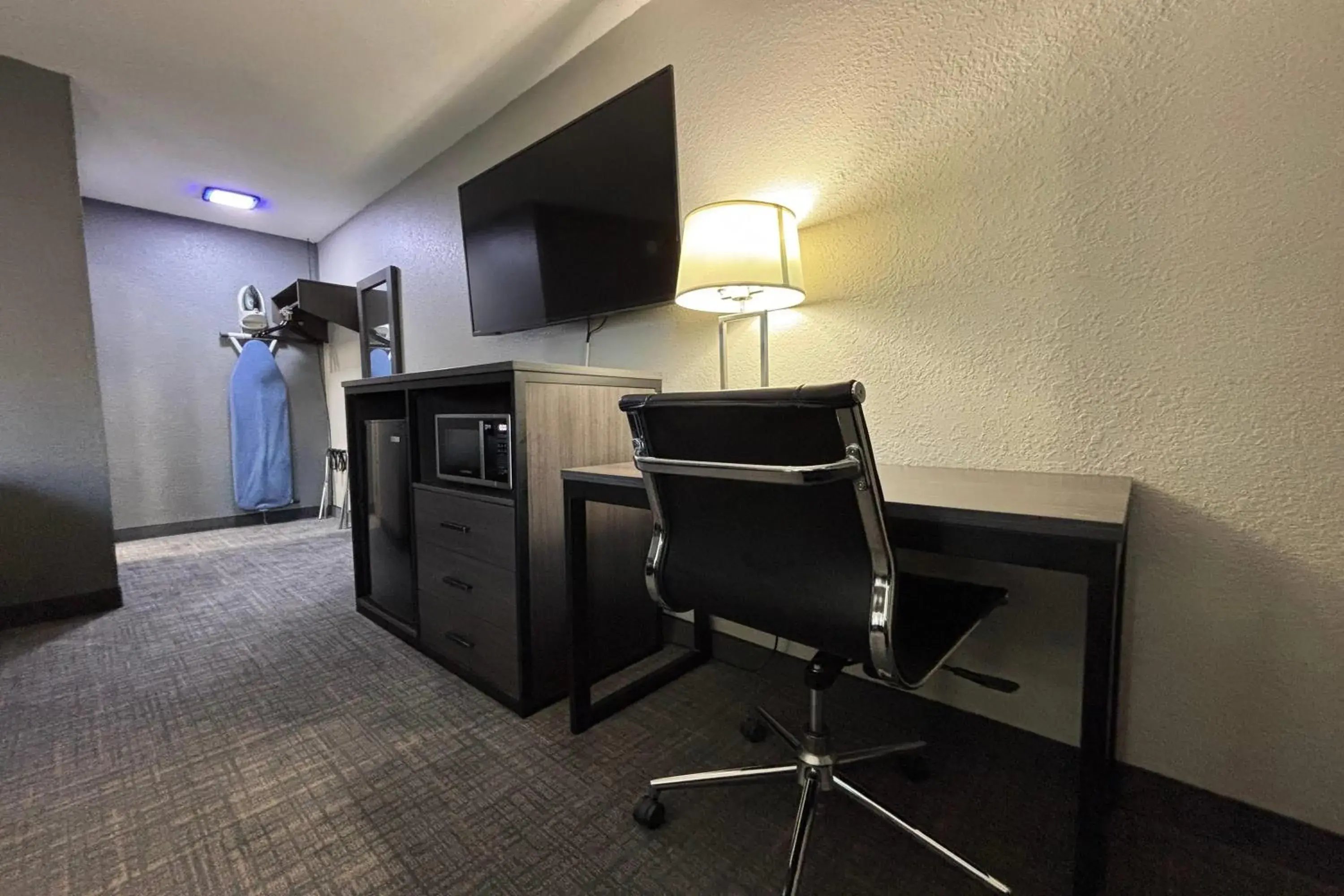 Photo of the whole room in Super 8 by Wyndham Belleville St. Louis Area Photo of the whole room in Super 8 by Wyndham Belleville St. Louis Area