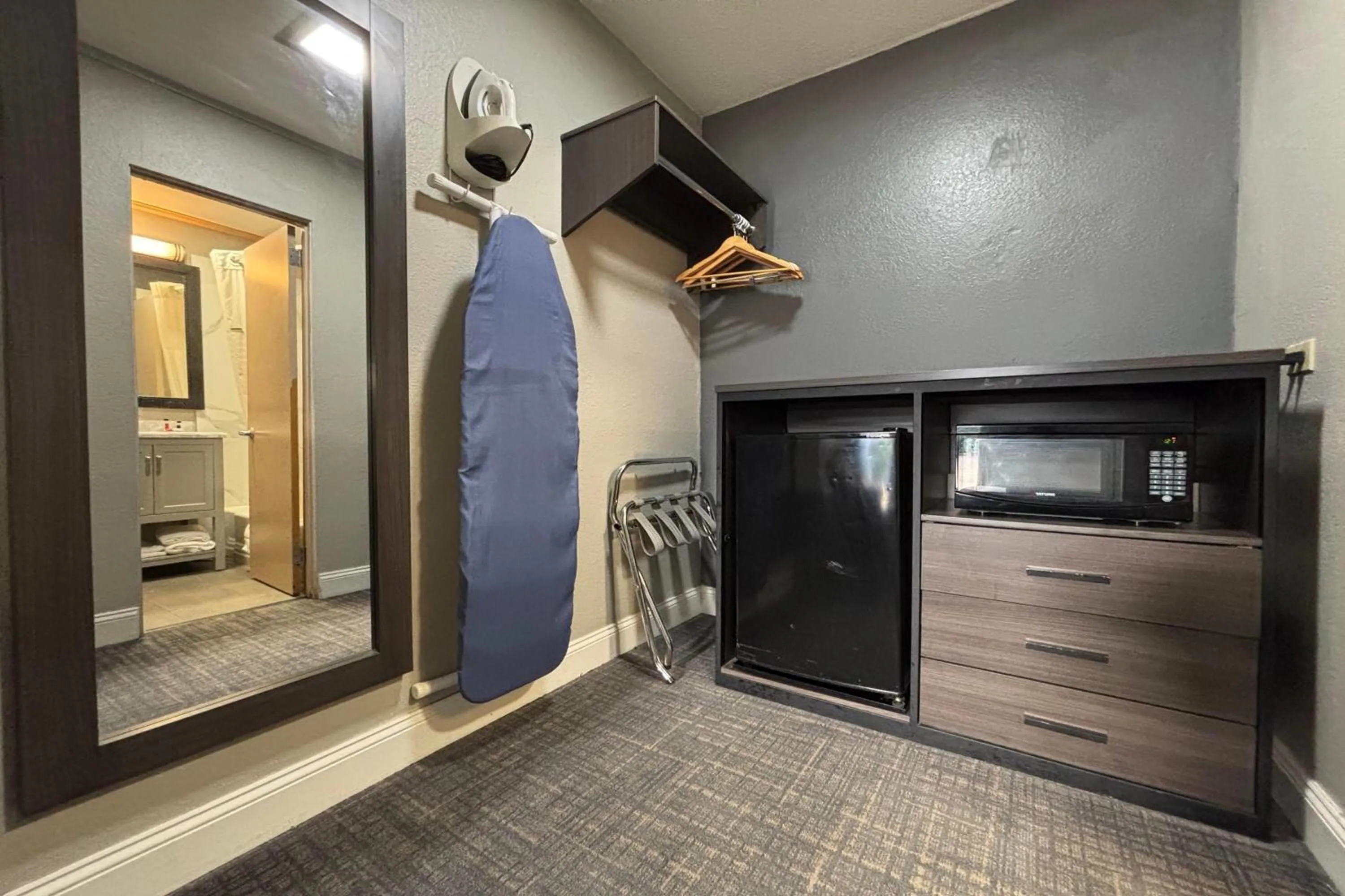 Photo of the whole room in Super 8 by Wyndham Belleville St. Louis Area