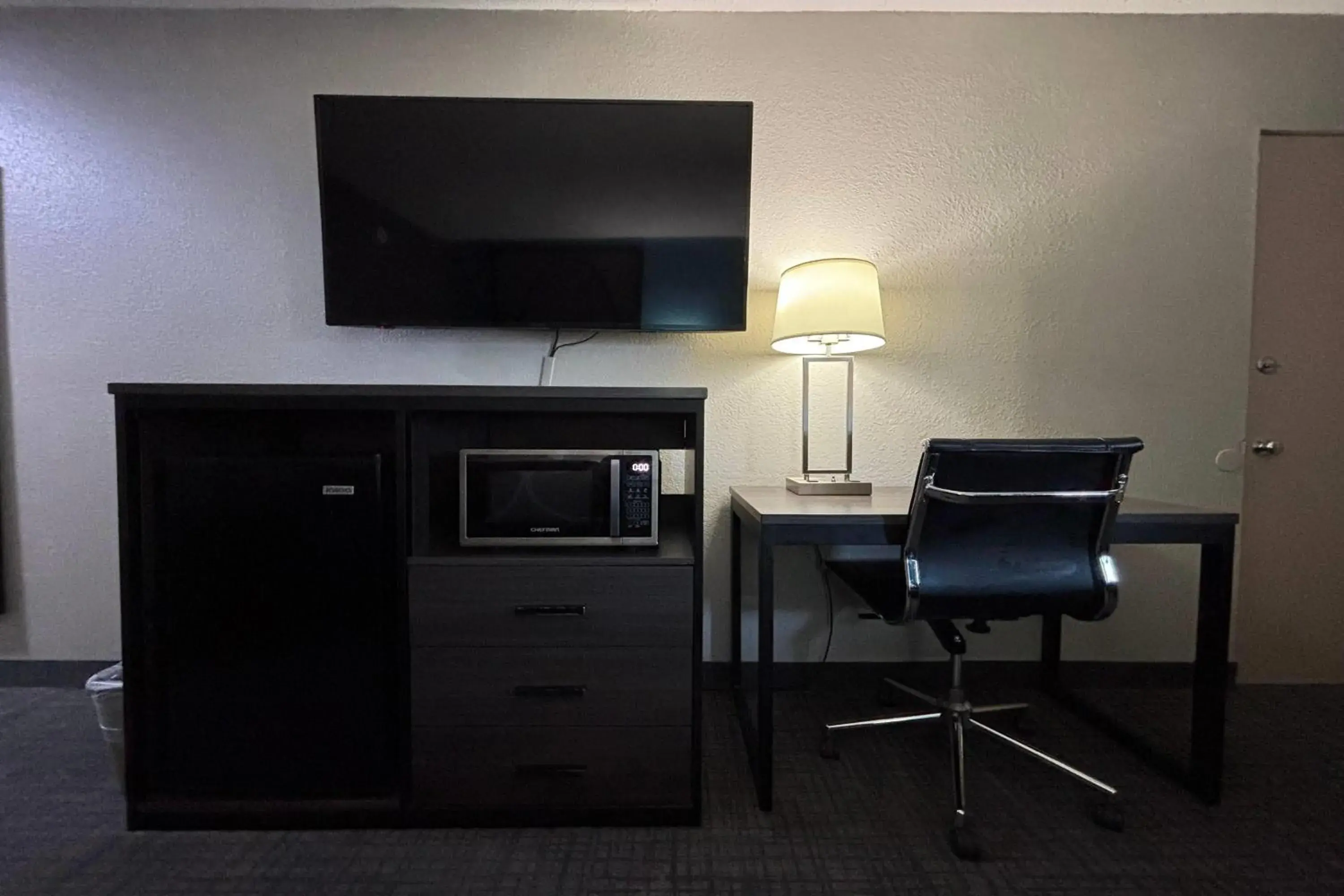 Photo of the whole room in Super 8 by Wyndham Belleville St. Louis Area Photo of the whole room in Super 8 by Wyndham Belleville St. Louis Area