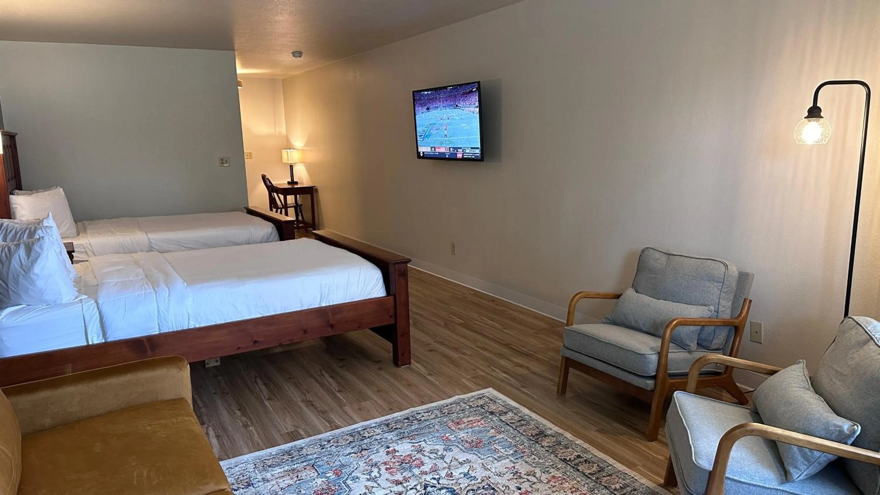 Photo of the whole room, Bed in The Shelby Inn