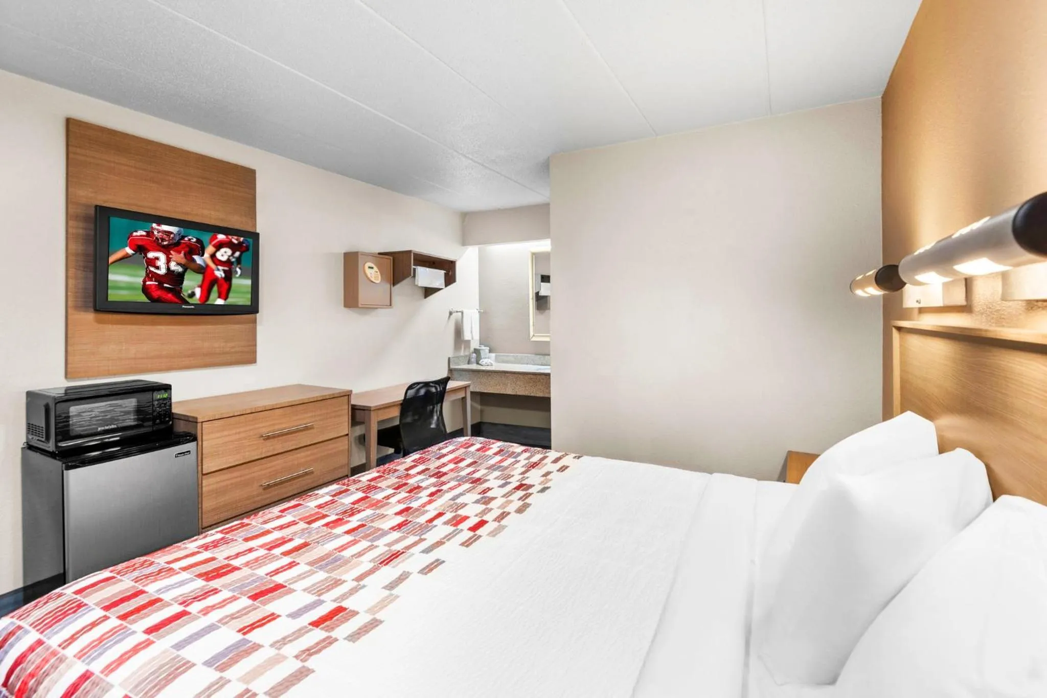 Photo of the whole room, Bed in Red Roof Inn Indianapolis North - College Park