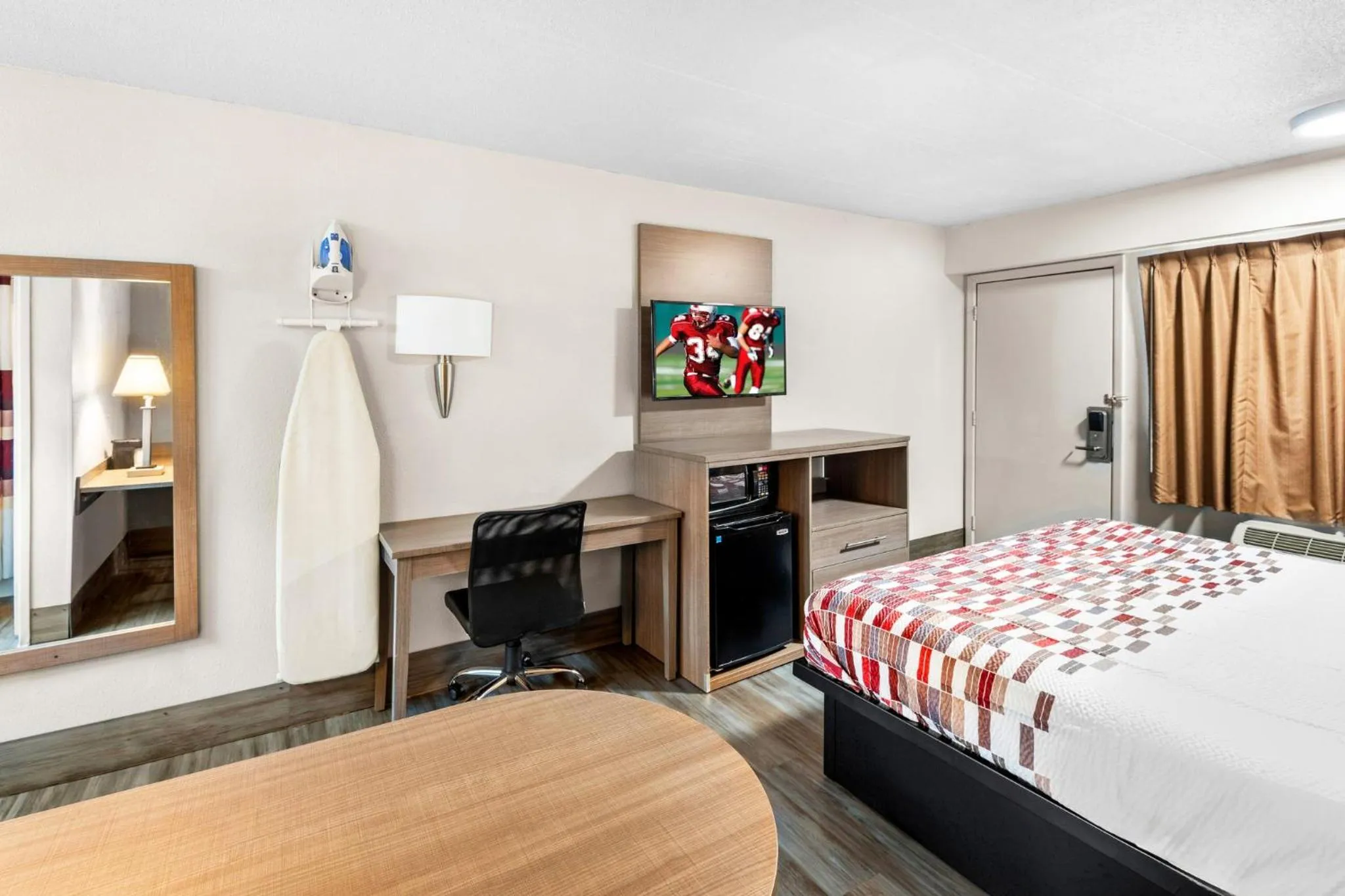 Photo of the whole room, Bed in Red Roof Inn Indianapolis North - College Park