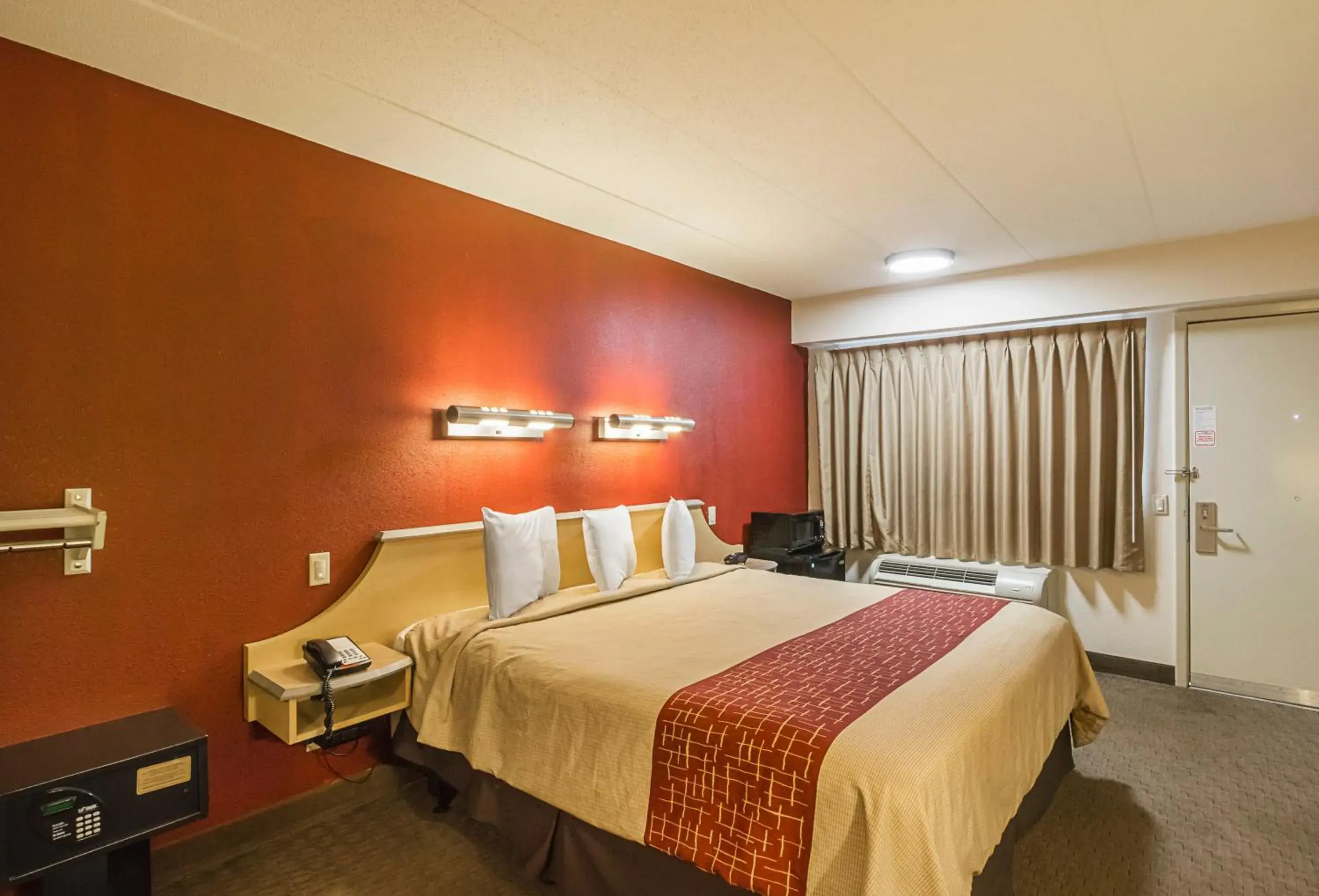 Photo of the whole room, Bed in Red Roof Inn Indianapolis North - College Park
