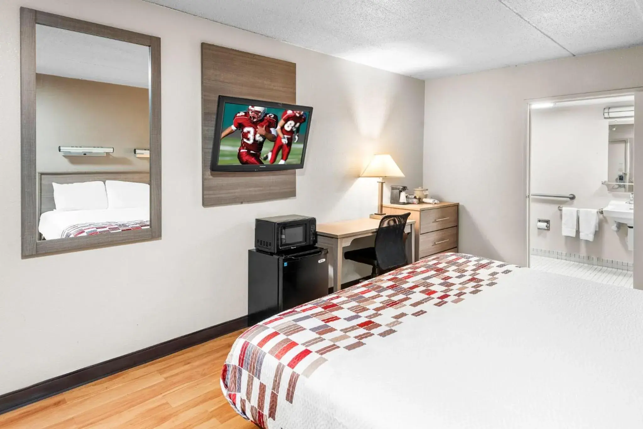 Photo of the whole room, Bed in Red Roof Inn Indianapolis North - College Park Photo of the whole room, Bed in Red Roof Inn Indianapolis North - College Park