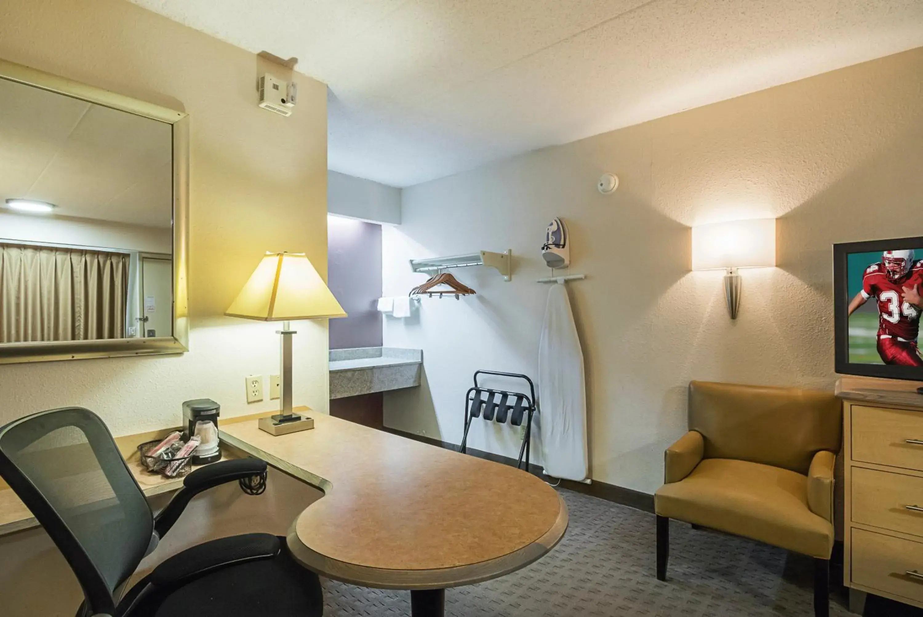 Photo of the whole room, Kitchen/Kitchenette in Red Roof Inn Indianapolis North - College Park