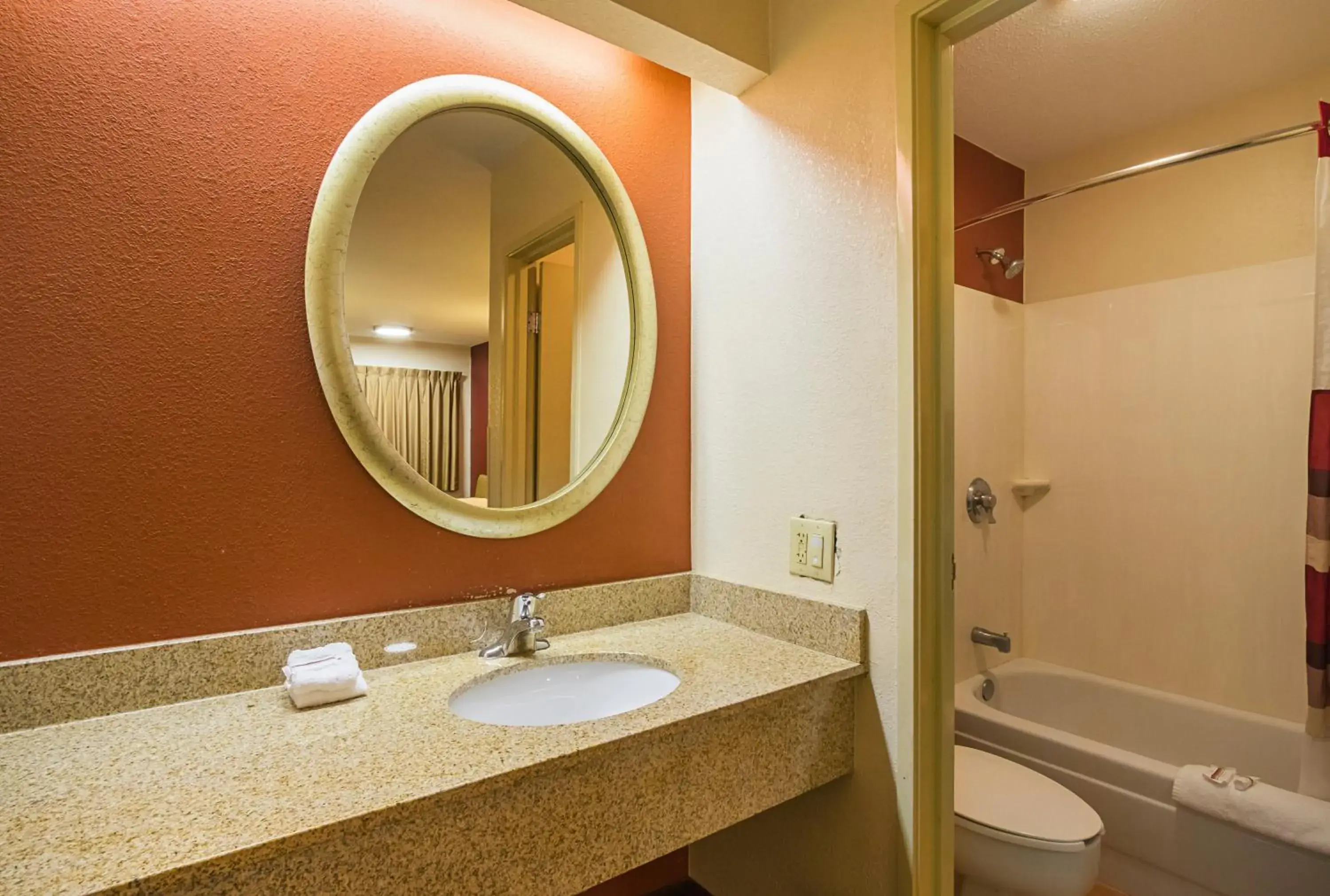 Bathroom in Red Roof Inn Indianapolis North - College Park