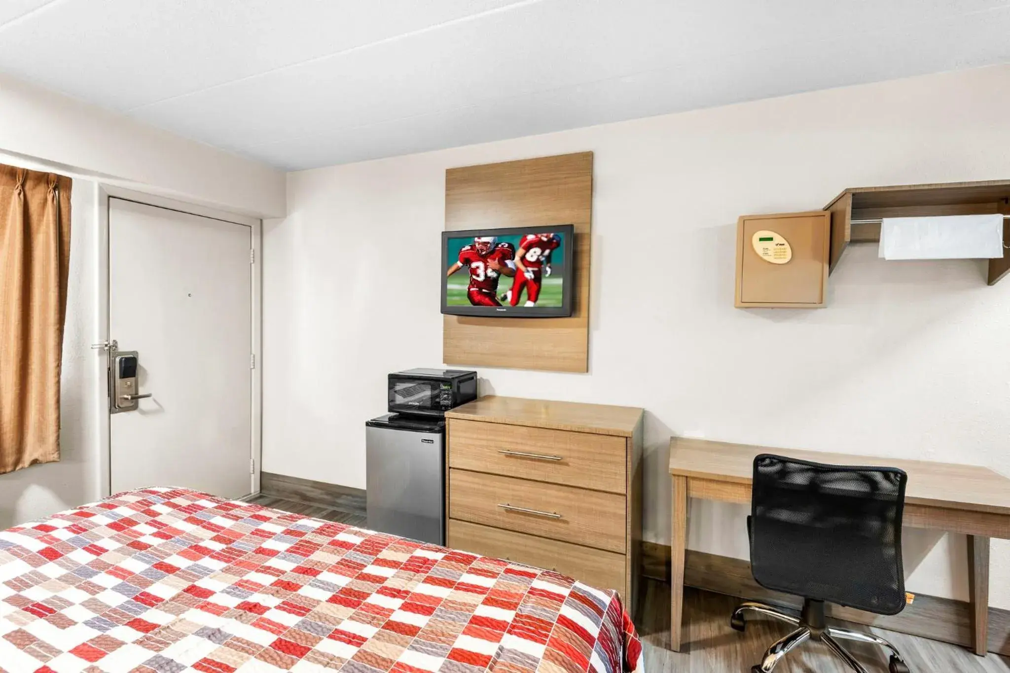 Photo of the whole room, Bed in Red Roof Inn Indianapolis North - College Park Photo of the whole room, Bed in Red Roof Inn Indianapolis North - College Park