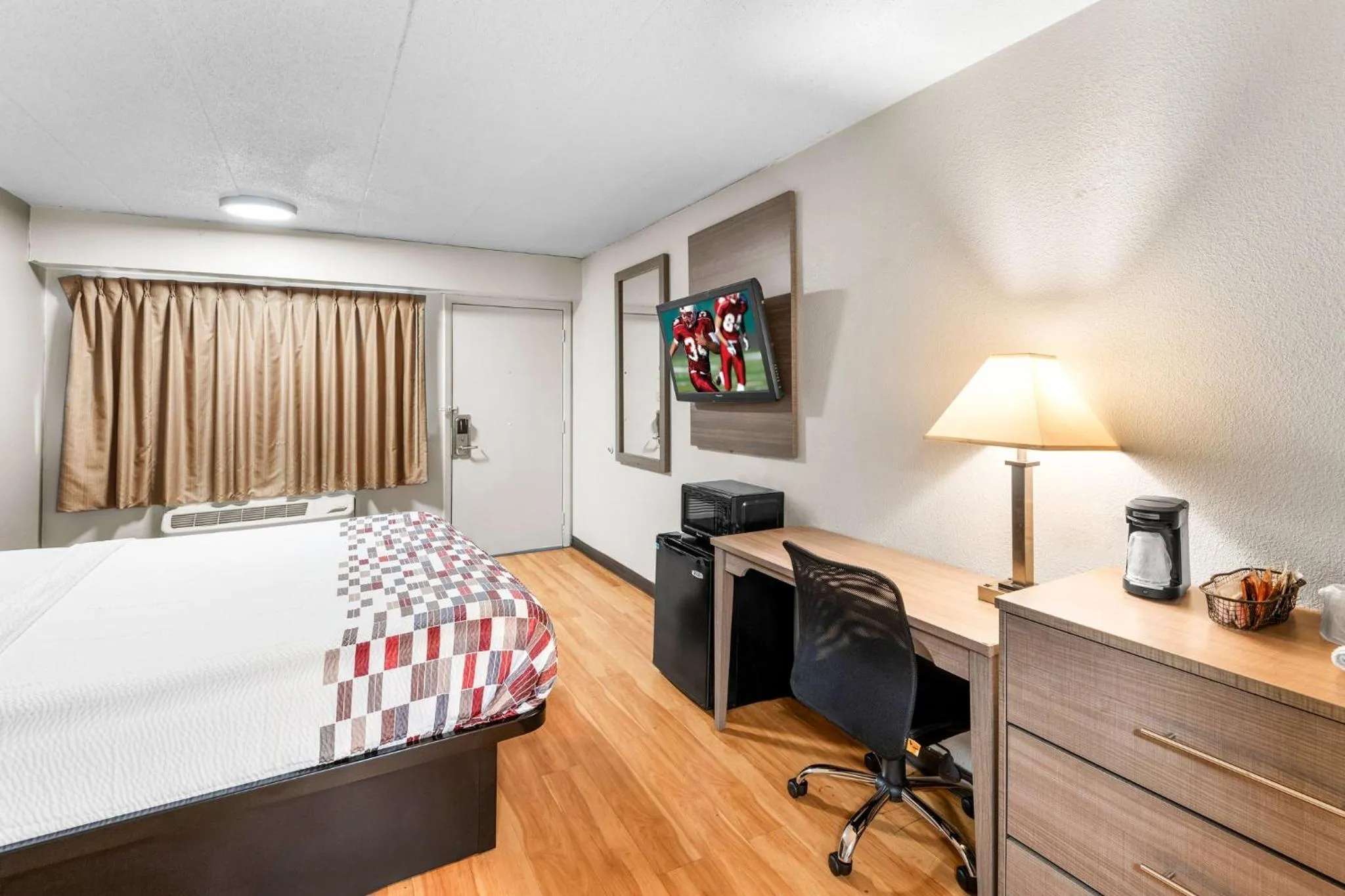 Photo of the whole room, Bed in Red Roof Inn Indianapolis North - College Park