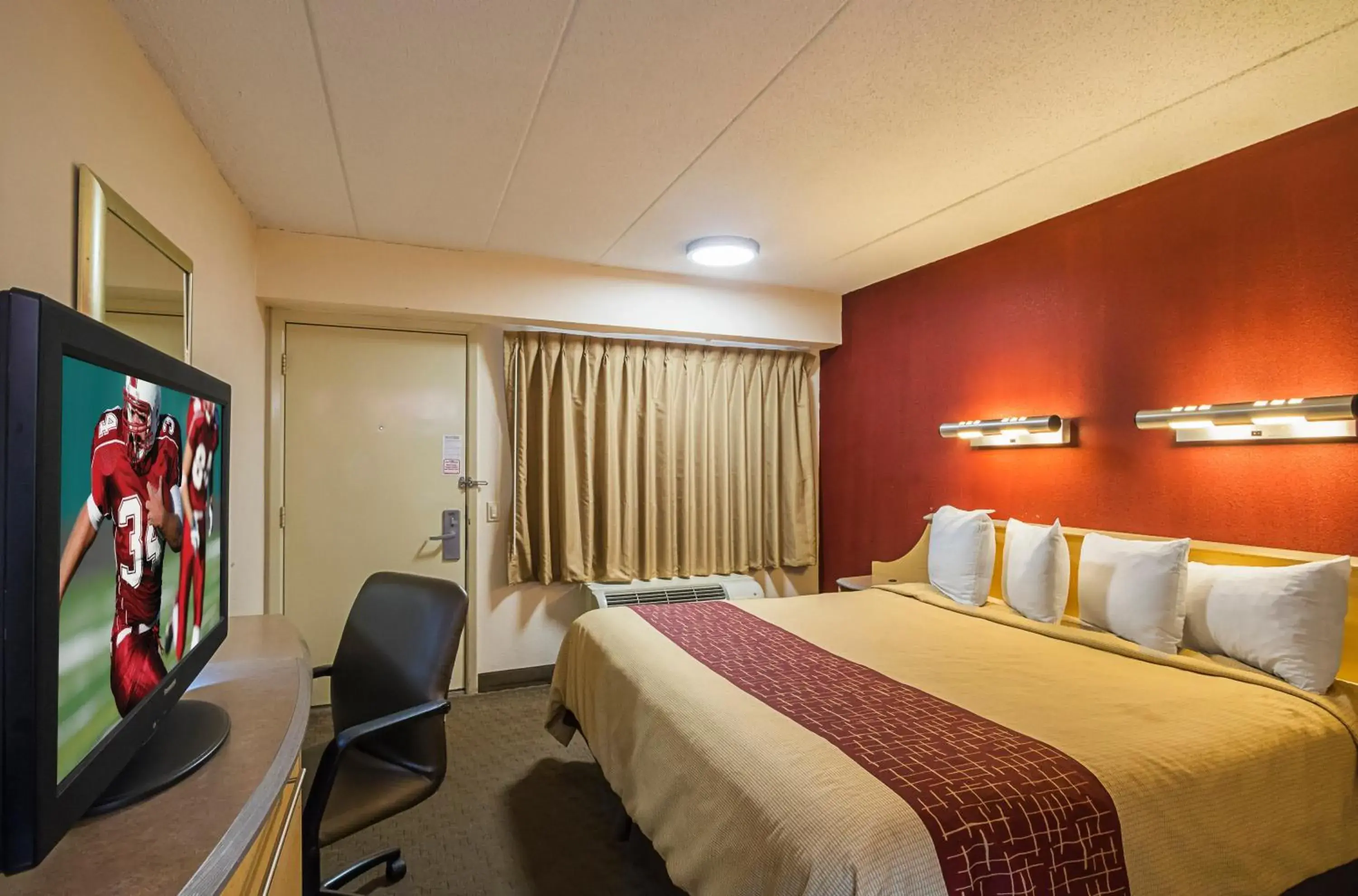 Photo of the whole room, Bed in Red Roof Inn Indianapolis North - College Park