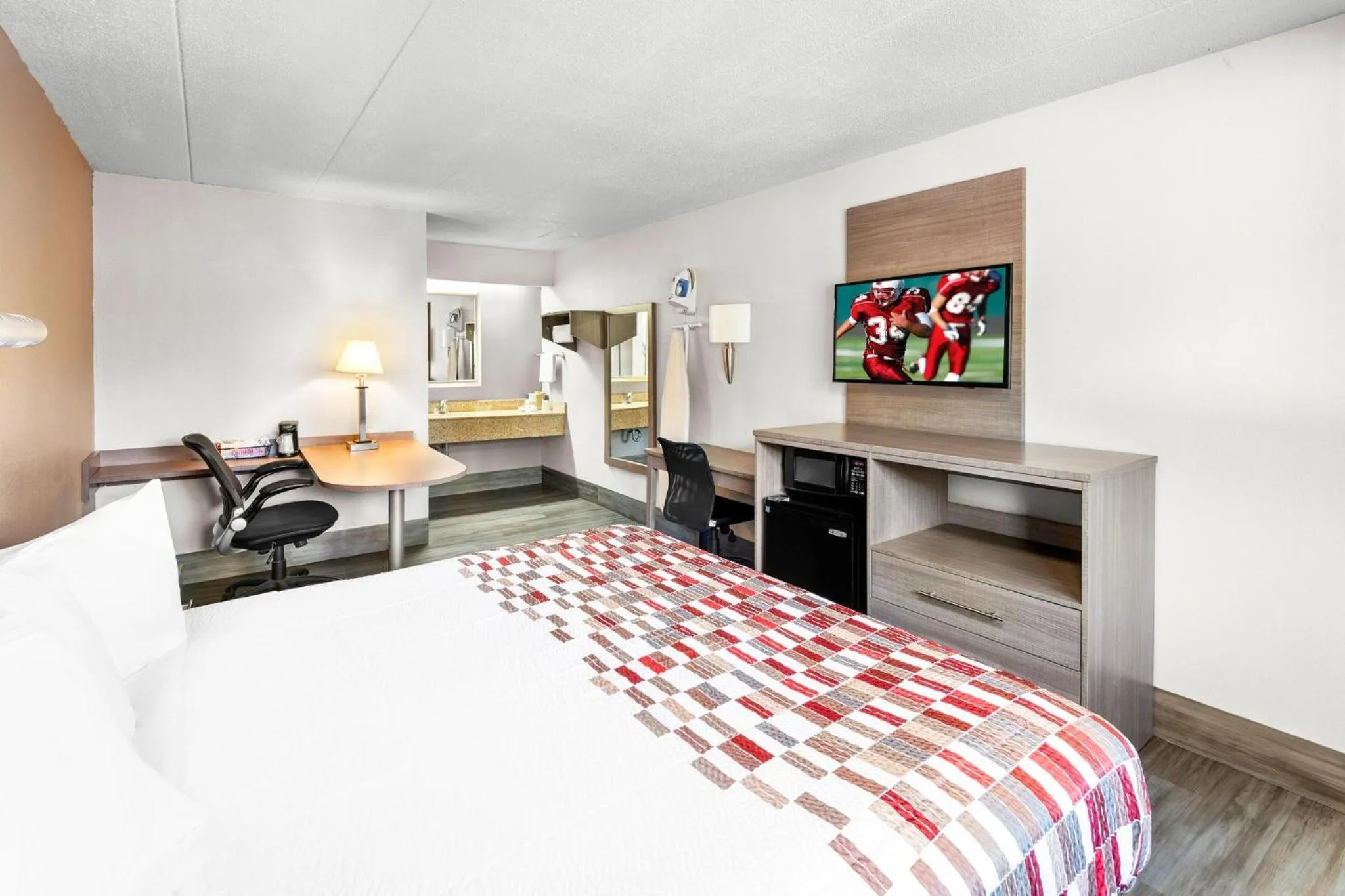 Photo of the whole room, Bed in Red Roof Inn Indianapolis North - College Park