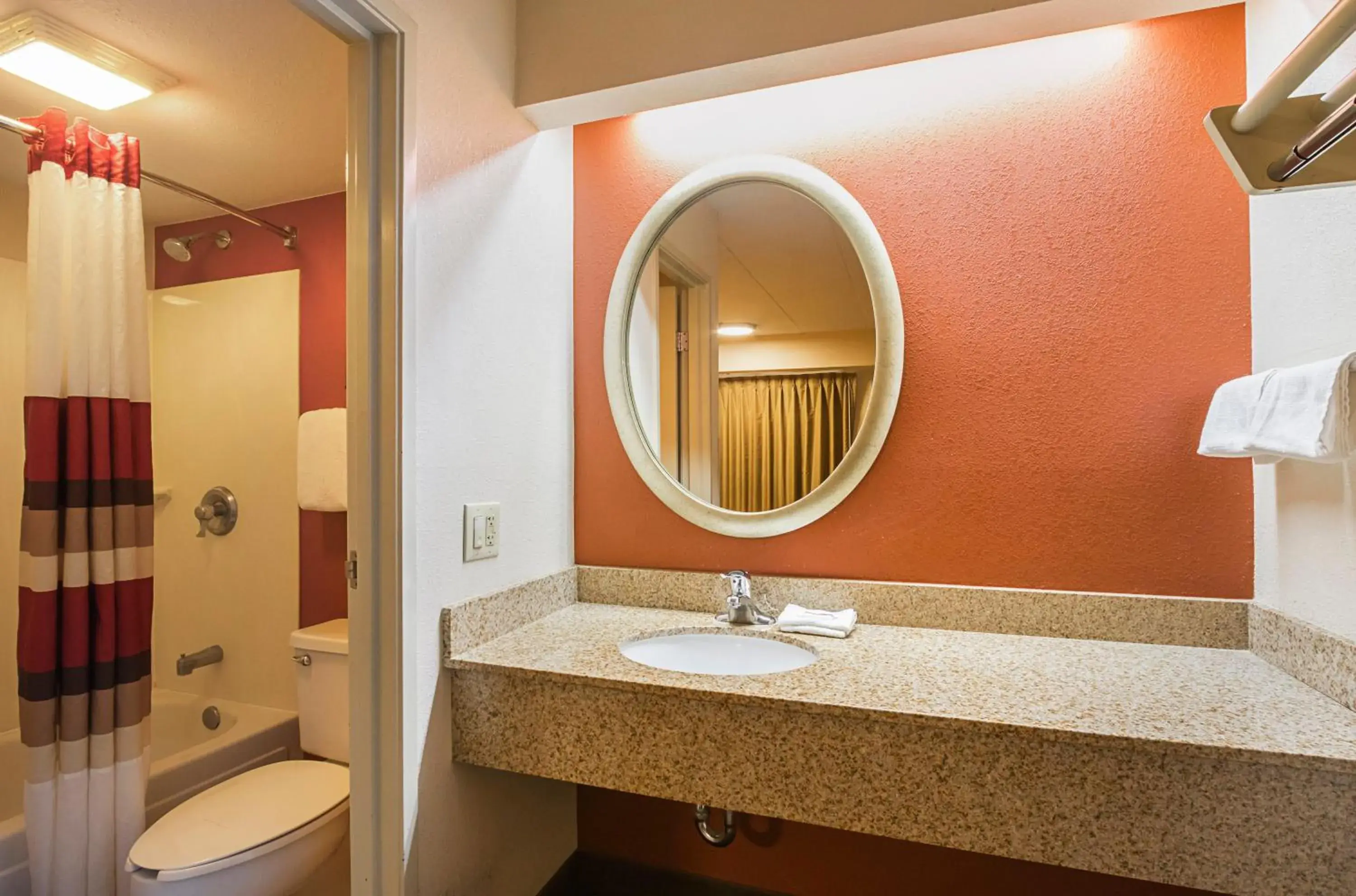 Bathroom in Red Roof Inn Indianapolis North - College Park