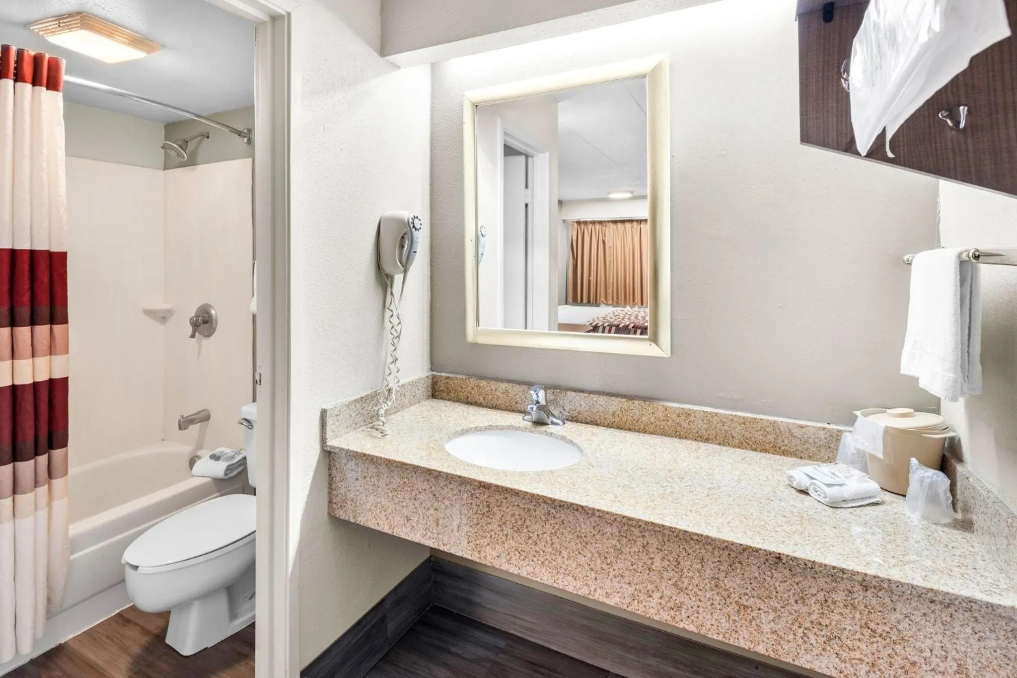 Bathroom in Red Roof Inn Indianapolis North - College Park