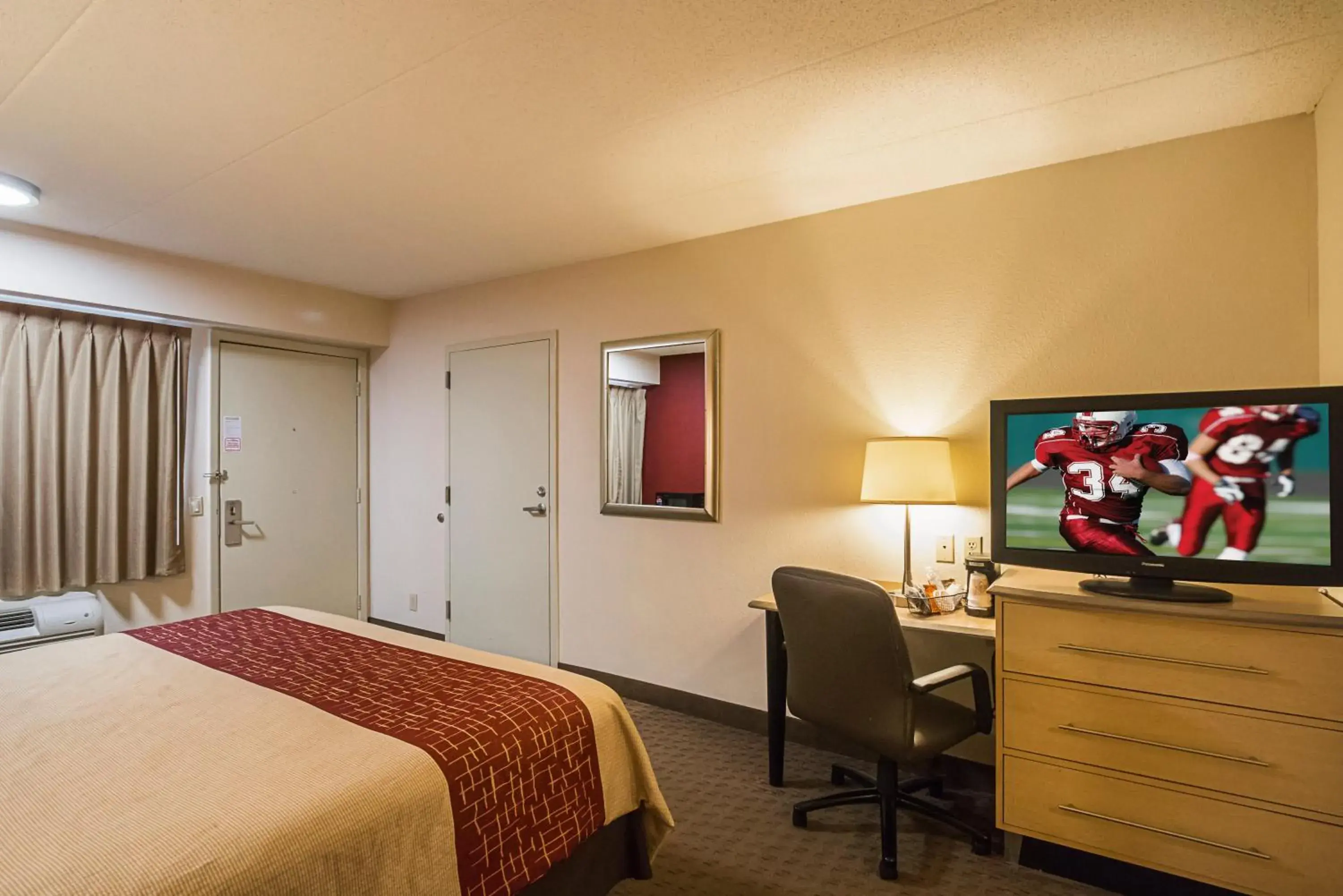 Photo of the whole room, Bed in Red Roof Inn Indianapolis North - College Park