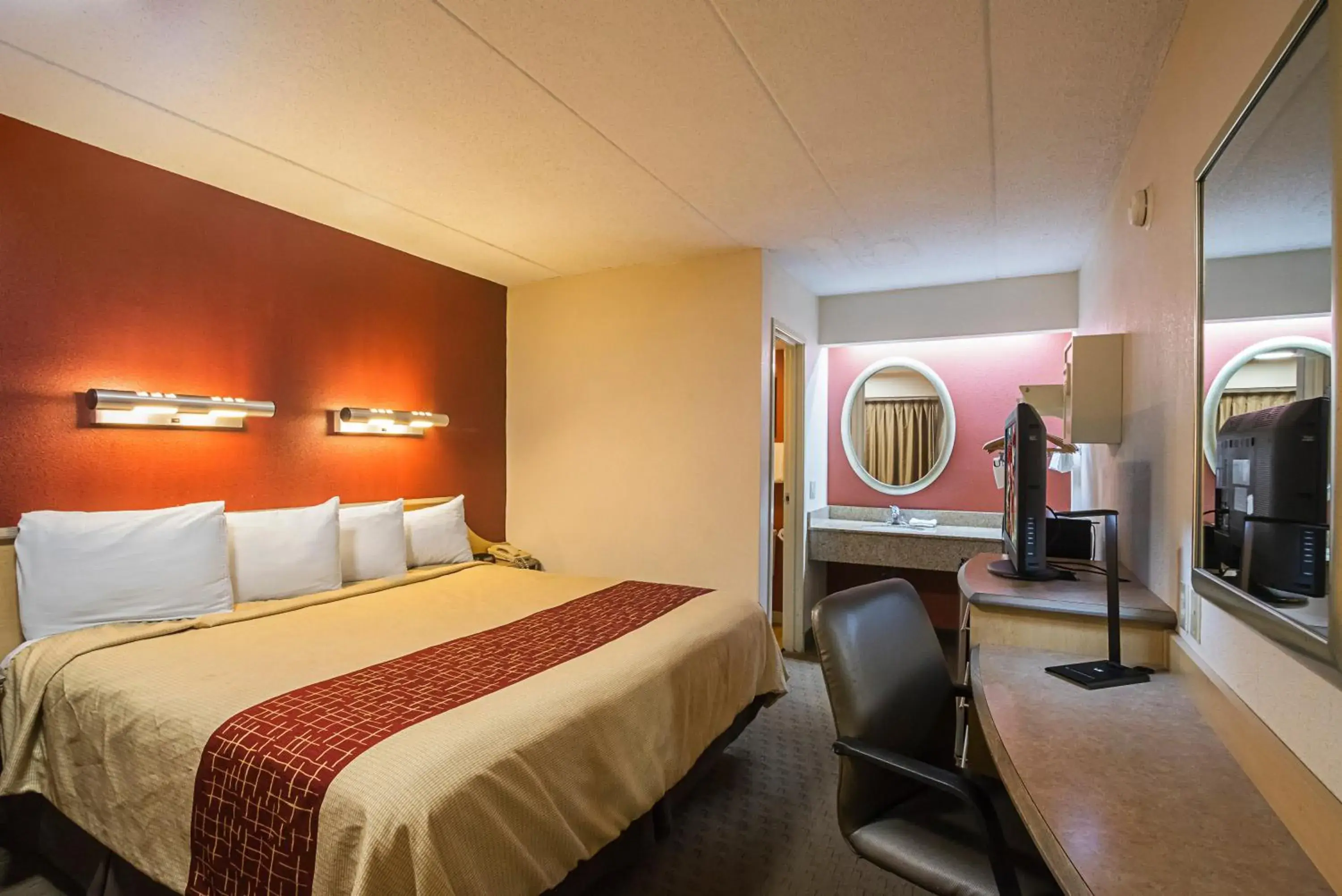 Photo of the whole room, Bed in Red Roof Inn Indianapolis North - College Park