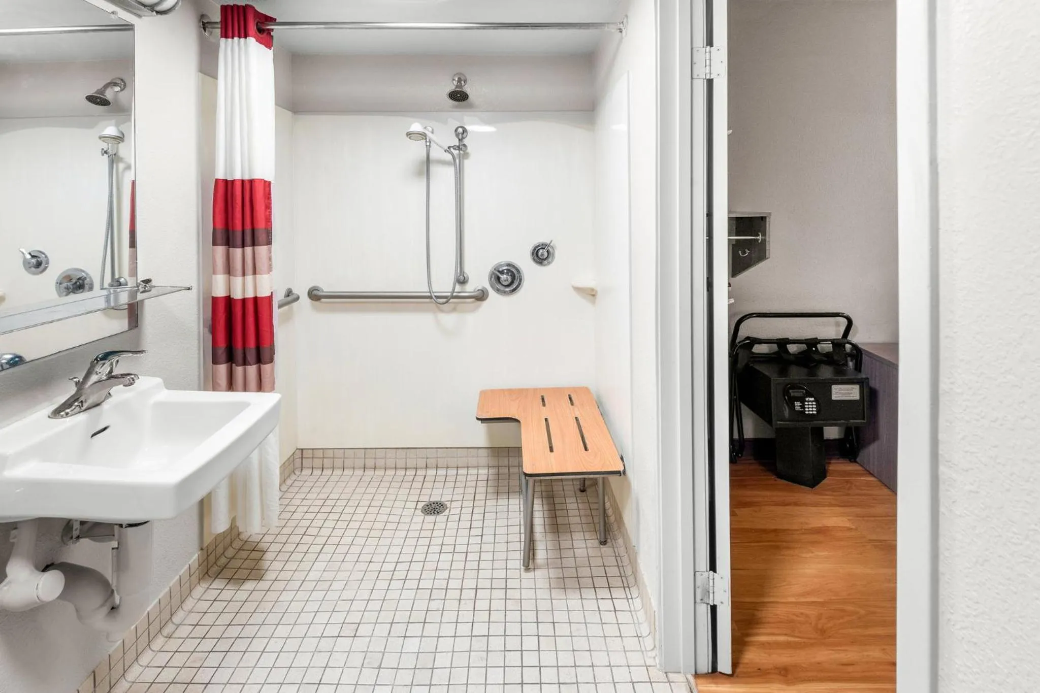 Bathroom in Red Roof Inn Indianapolis North - College Park