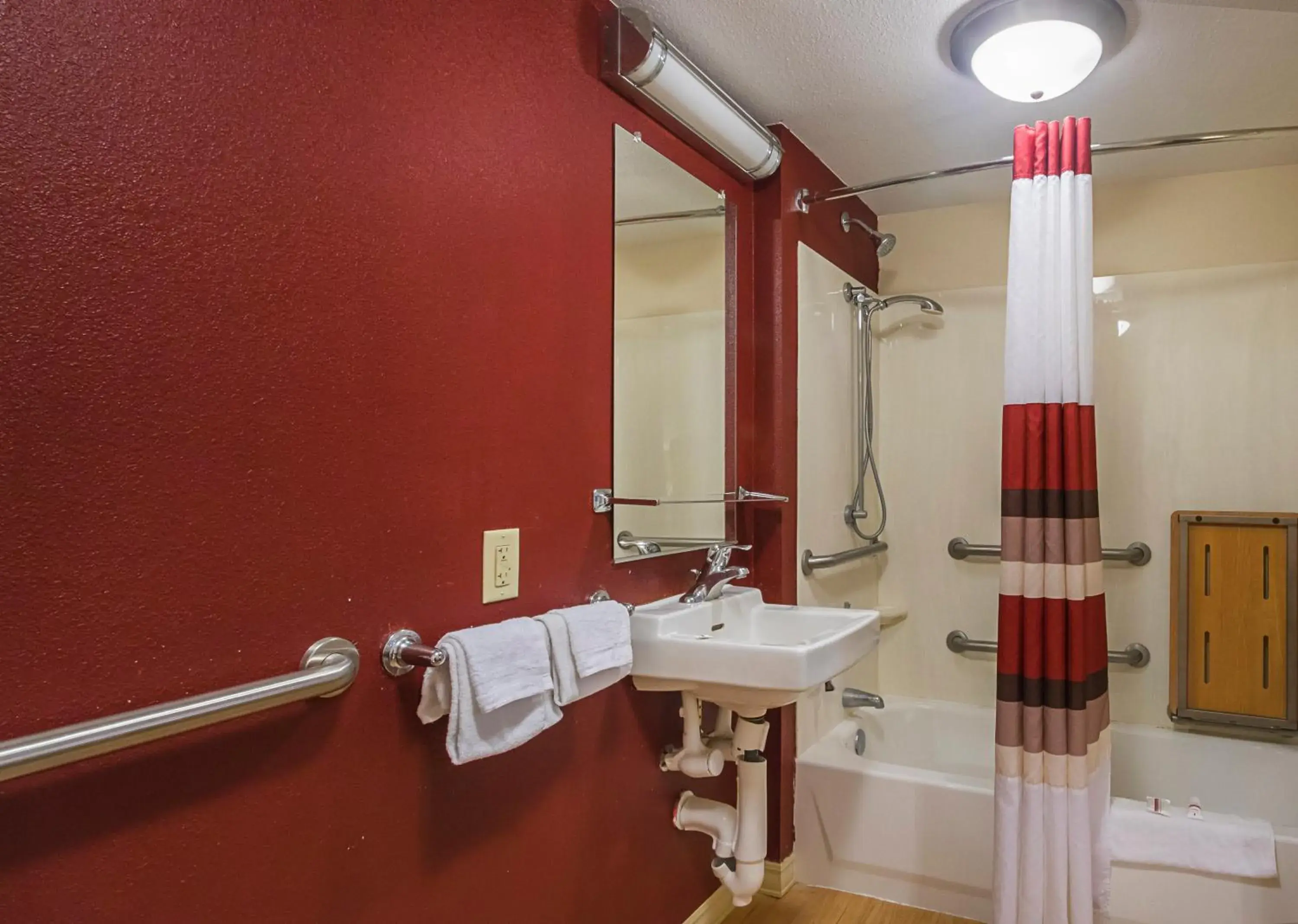 Bathroom in Red Roof Inn Indianapolis North - College Park