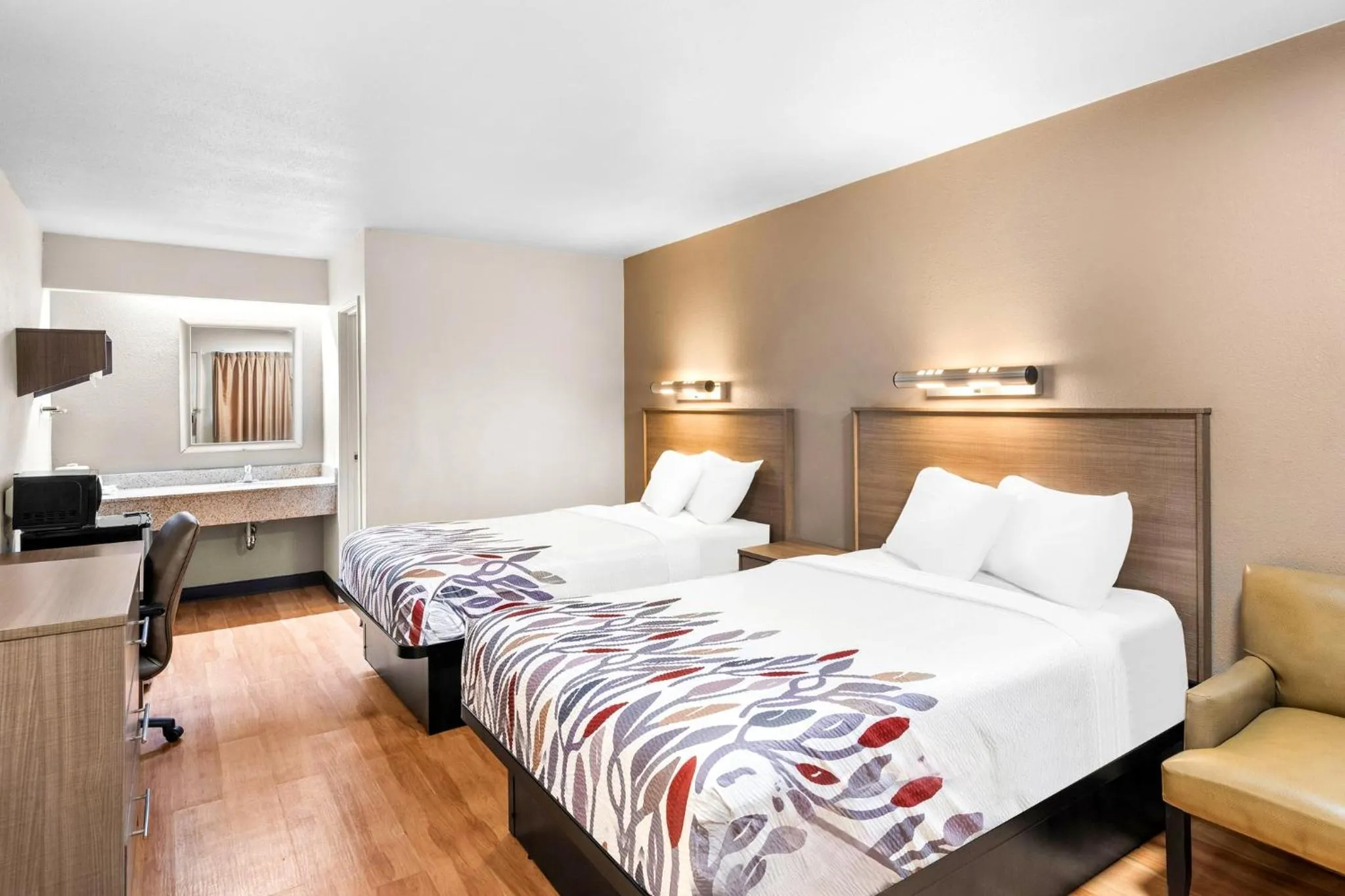 Photo of the whole room, Bed in Red Roof Inn Indianapolis North - College Park