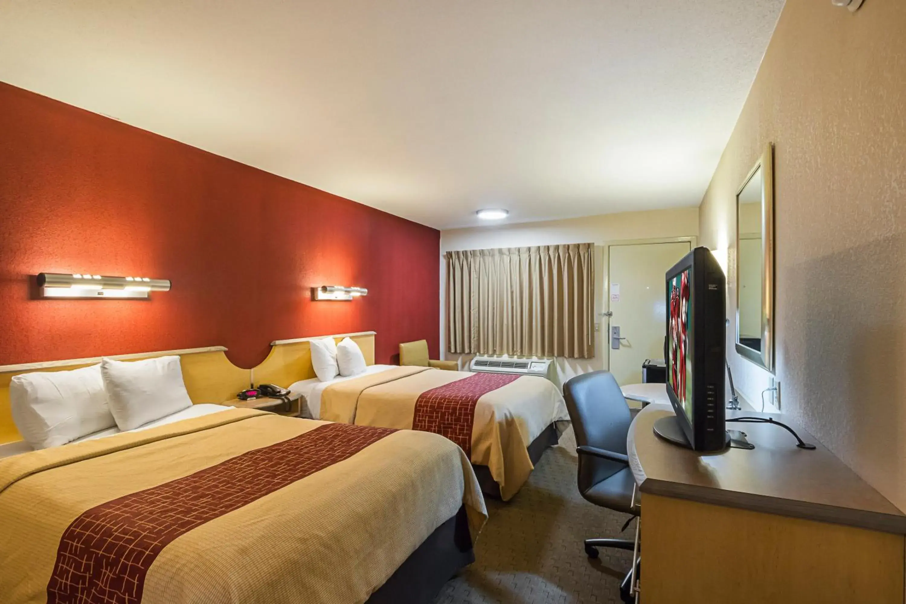 Photo of the whole room, Bed in Red Roof Inn Indianapolis North - College Park