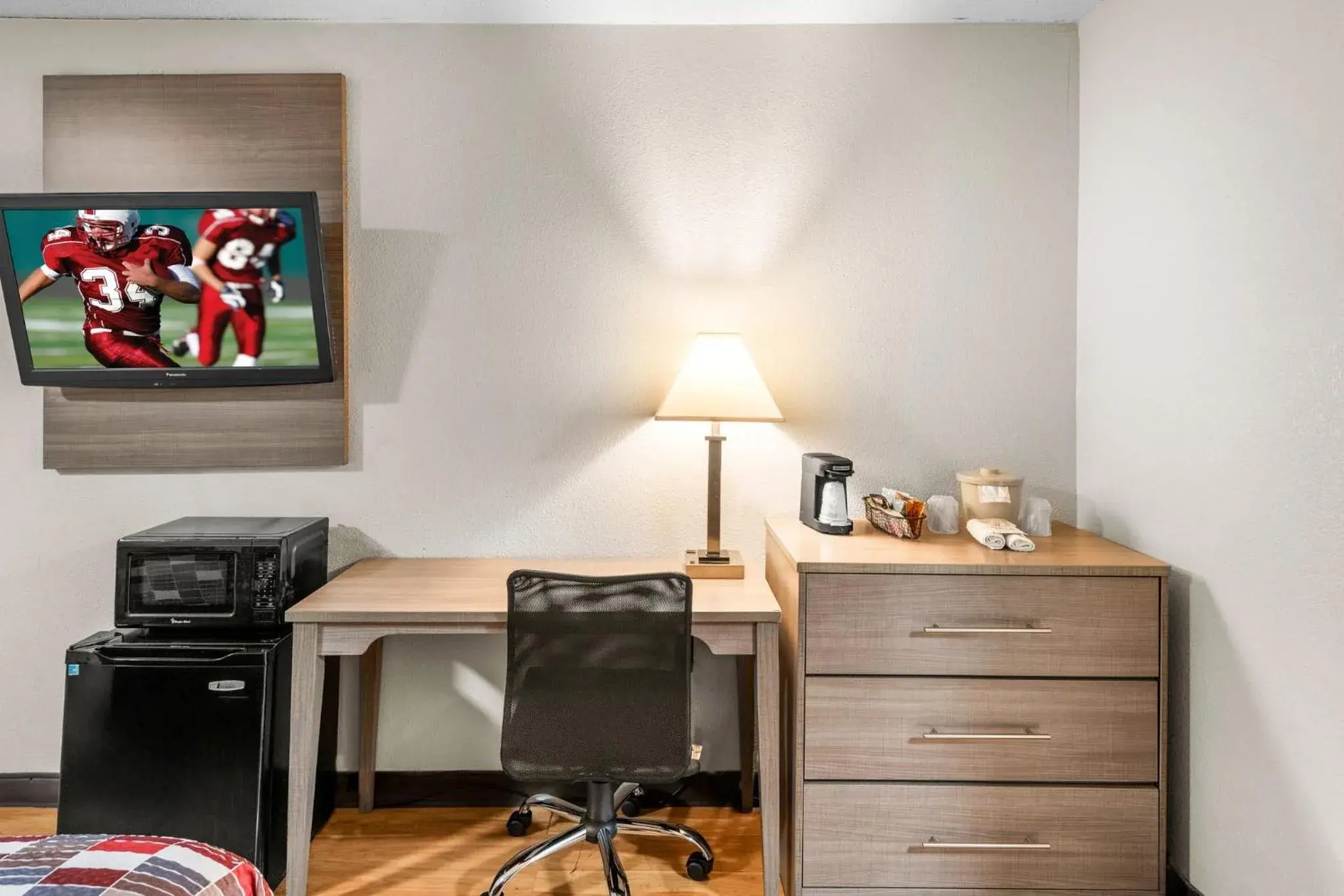 Photo of the whole room in Red Roof Inn Indianapolis North - College Park Photo of the whole room in Red Roof Inn Indianapolis North - College Park