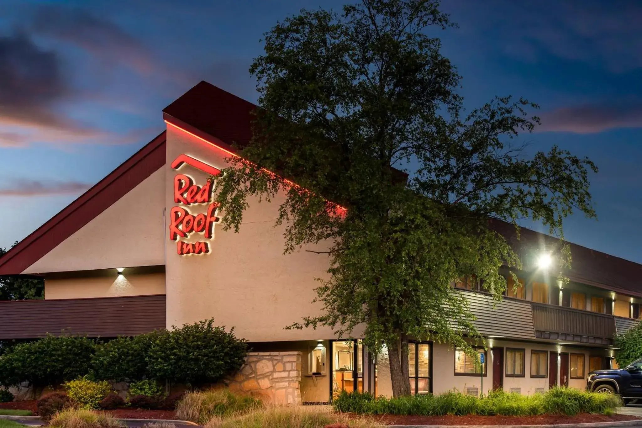 Property building in Red Roof Inn Indianapolis North - College Park Property building in Red Roof Inn Indianapolis North - College Park