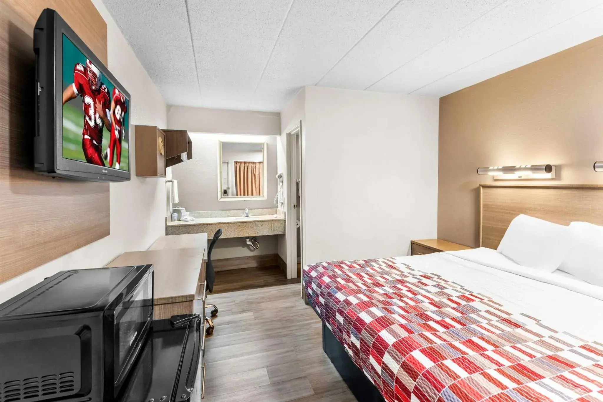 Deluxe King Room Smoke Free in Red Roof Inn Indianapolis North - College Park Deluxe King Room Smoke Free in Red Roof Inn Indianapolis North - College Park