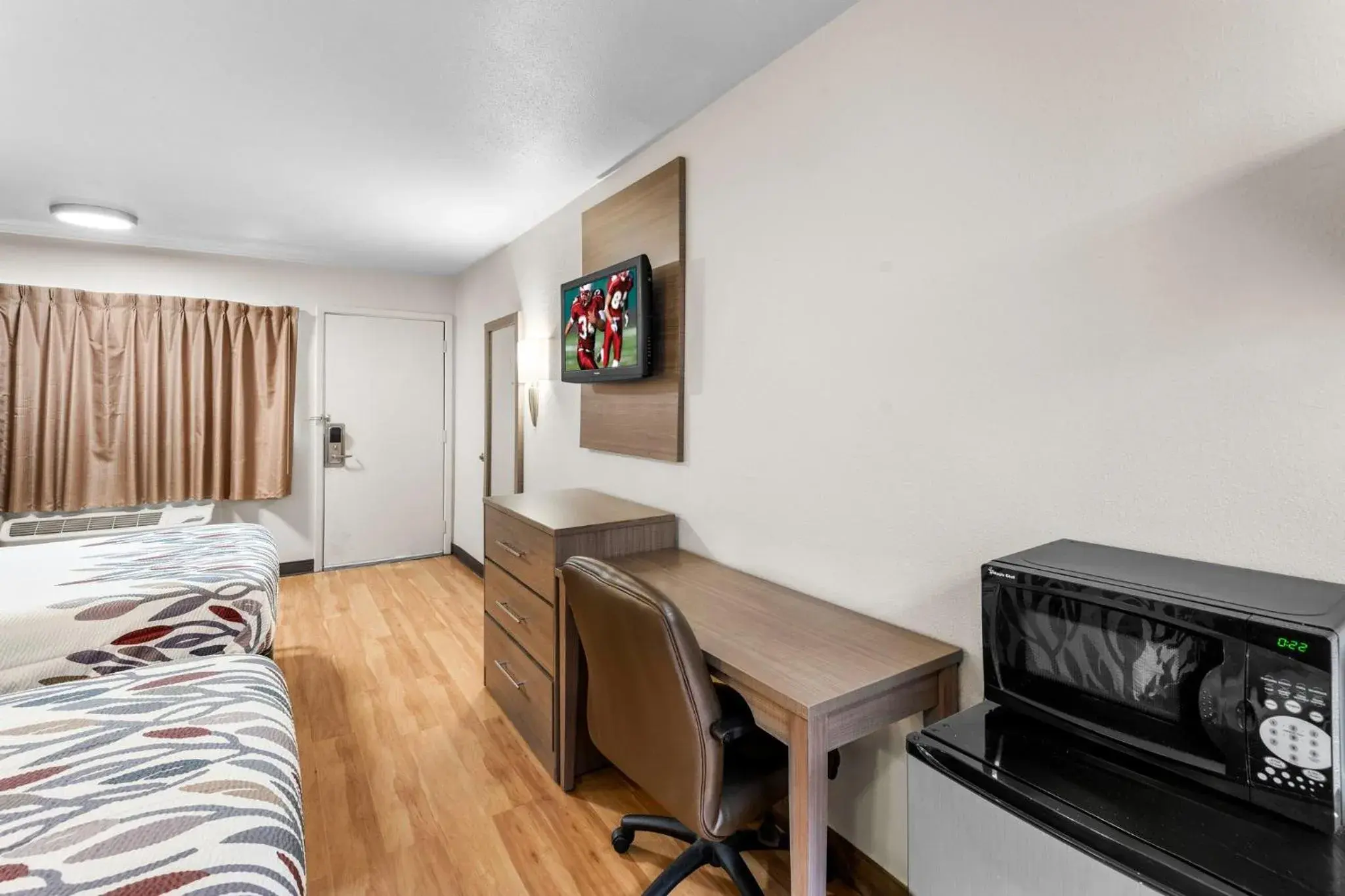 Deluxe Room with Two Double Beds Smoke Free in Red Roof Inn Indianapolis North - College Park Deluxe Room with Two Double Beds Smoke Free in Red Roof Inn Indianapolis North - College Park