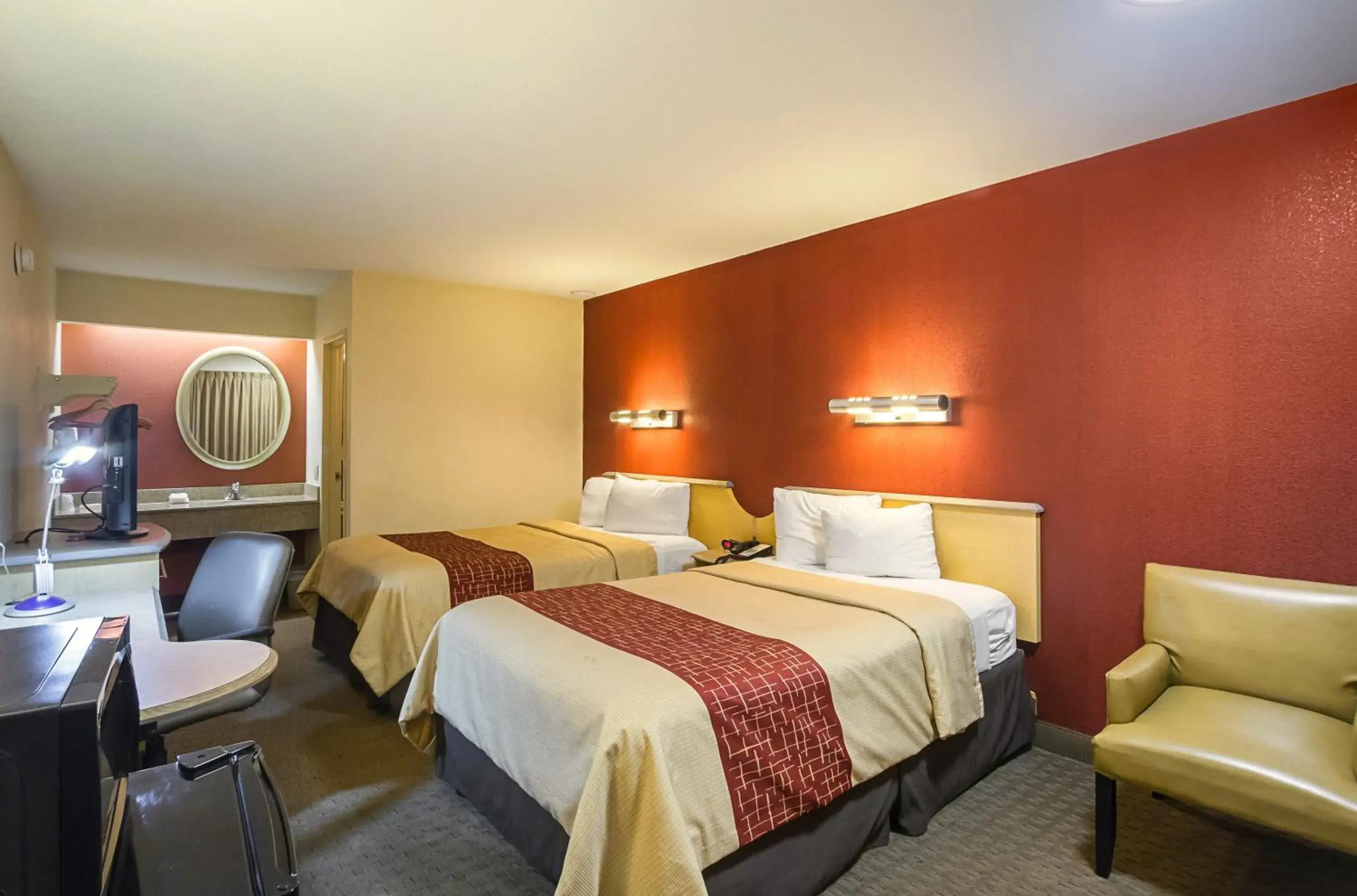 Photo of the whole room, Bed in Red Roof Inn Indianapolis North - College Park