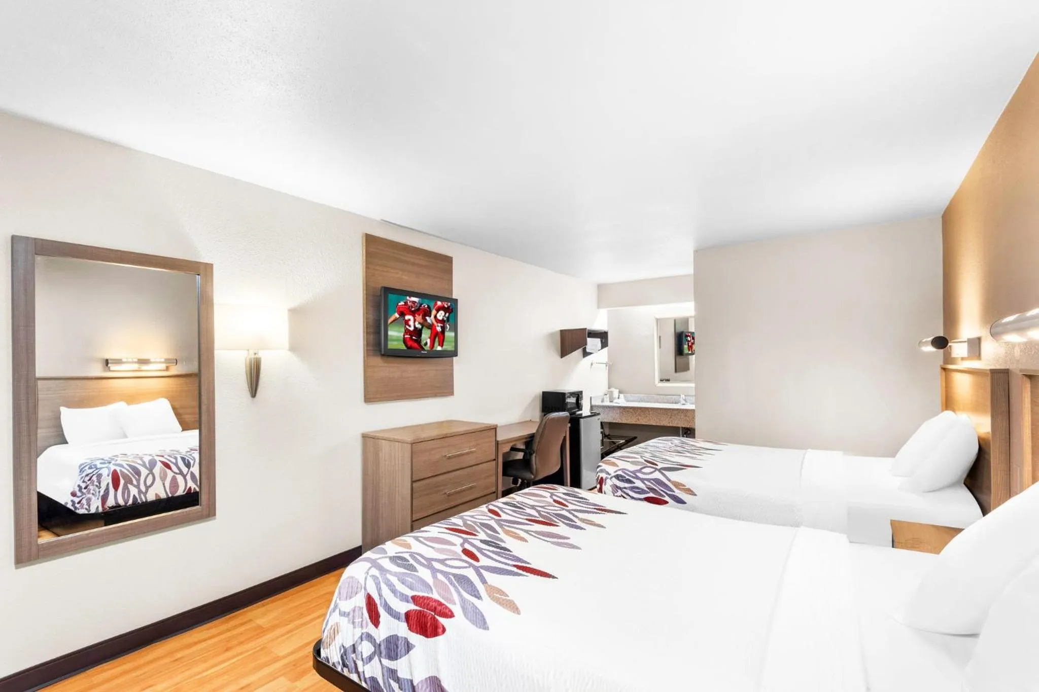 Photo of the whole room, Bed in Red Roof Inn Indianapolis North - College Park