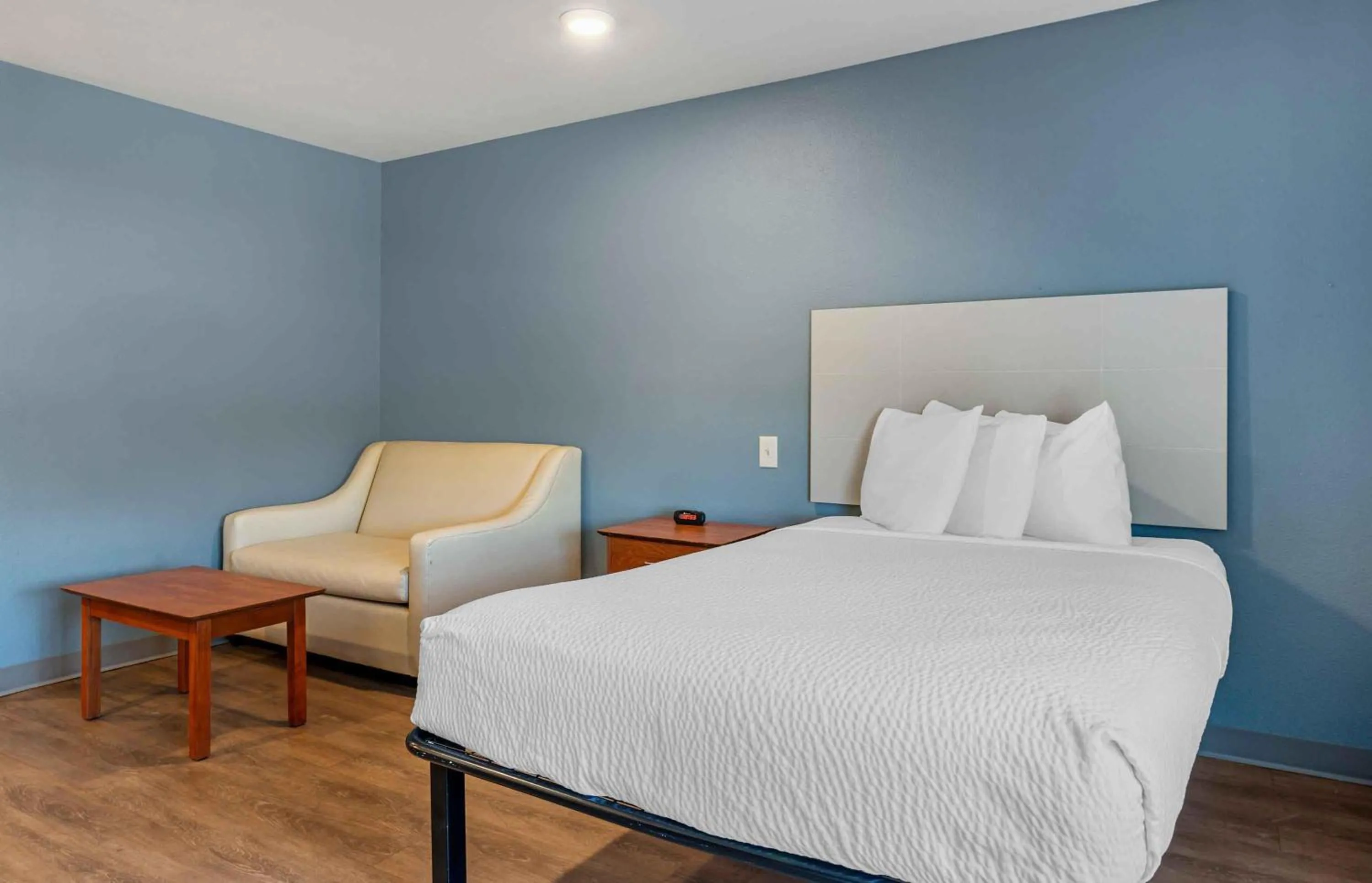 Bedroom, Bed in Extended Stay America Select Suites - Indianapolis - Lawrence