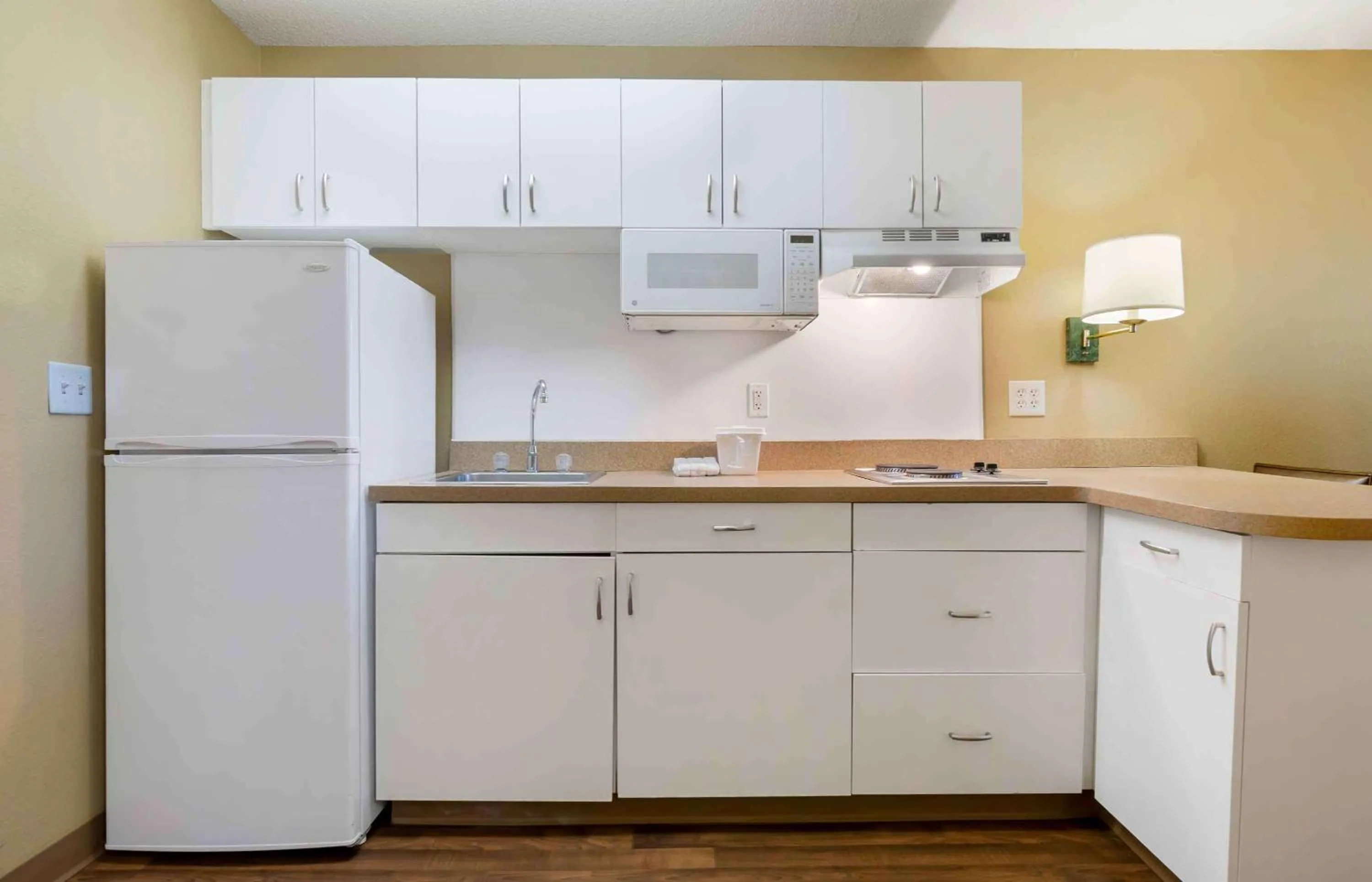 Kitchen or kitchenette in Extended Stay America Suites - Kansas City - Country Club Plaza