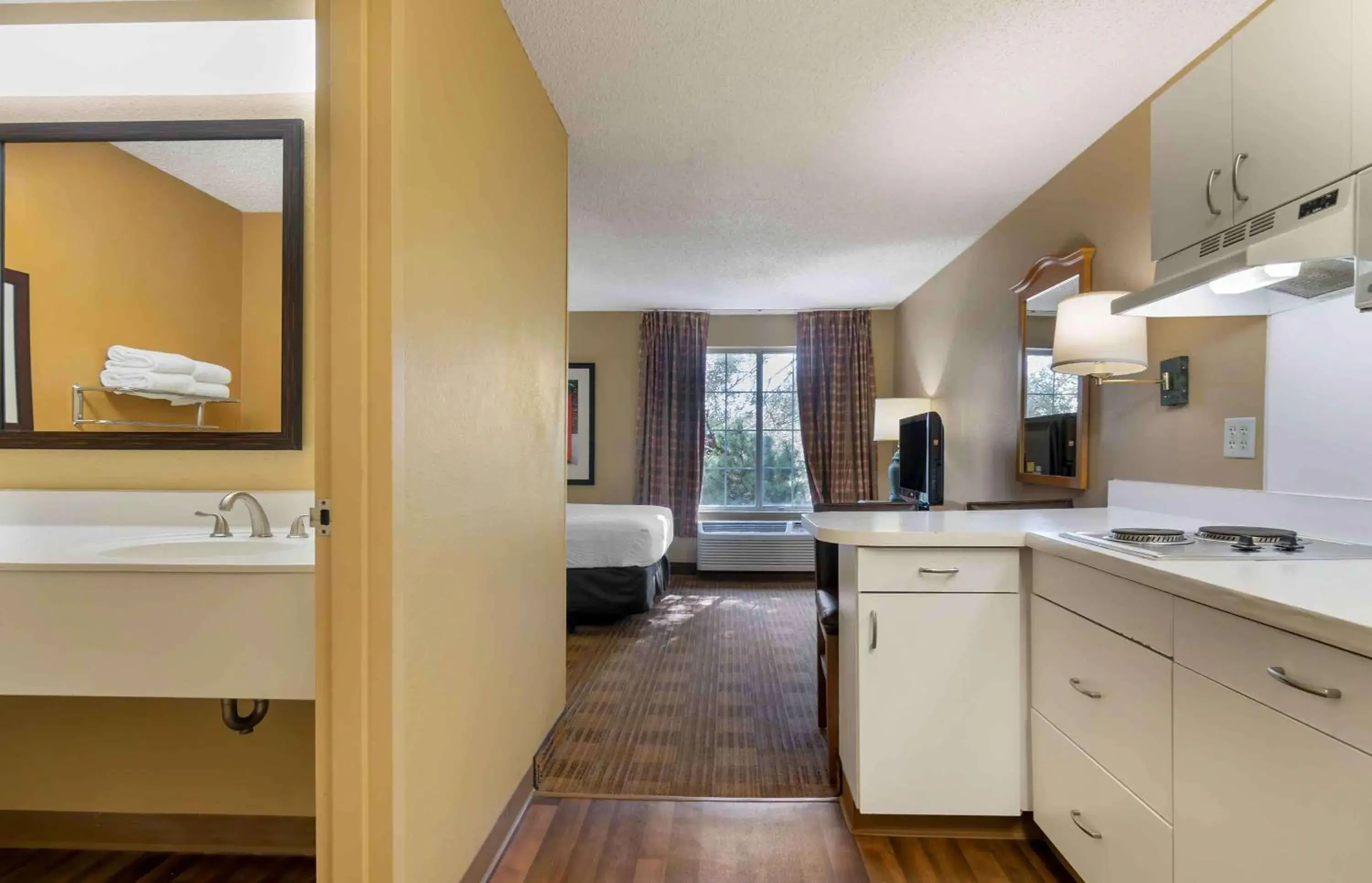 Queen Studio - Non-Smoking in Extended Stay America Suites - Kansas City - Country Club Plaza Queen Studio - Non-Smoking in Extended Stay America Suites - Kansas City - Country Club Plaza