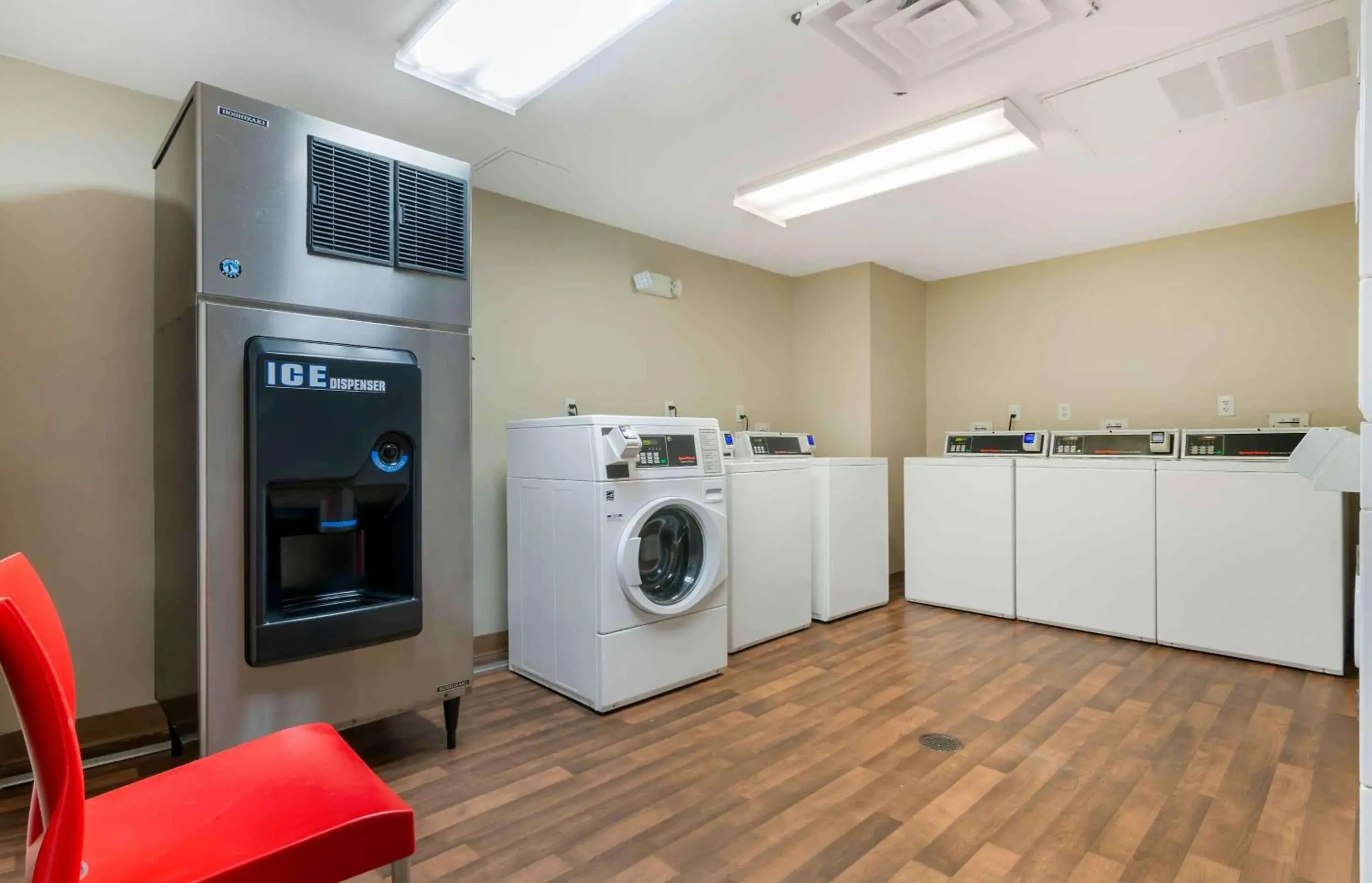 Property building in Extended Stay America Suites - Kansas City - Country Club Plaza Property building in Extended Stay America Suites - Kansas City - Country Club Plaza