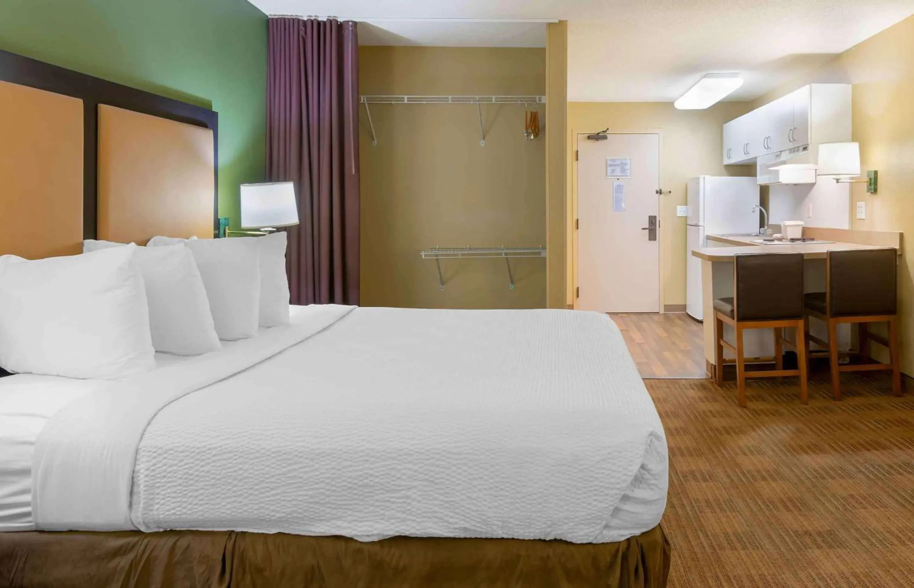 Bedroom in Extended Stay America Suites - Kansas City - Country Club Plaza Bedroom in Extended Stay America Suites - Kansas City - Country Club Plaza